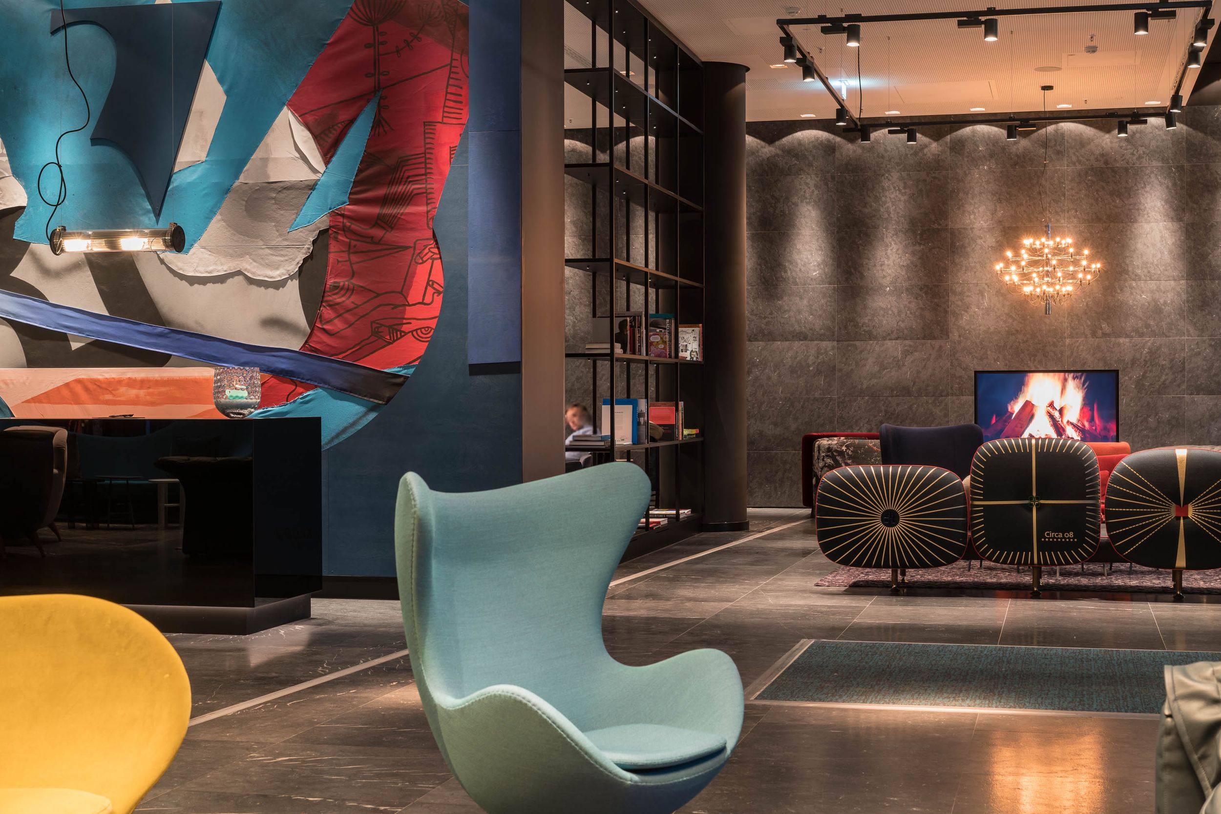 Designhotel Berlin Alexanderplatz Motel One Lounge mit Egg Chair in hellem türkis im Vordergrund