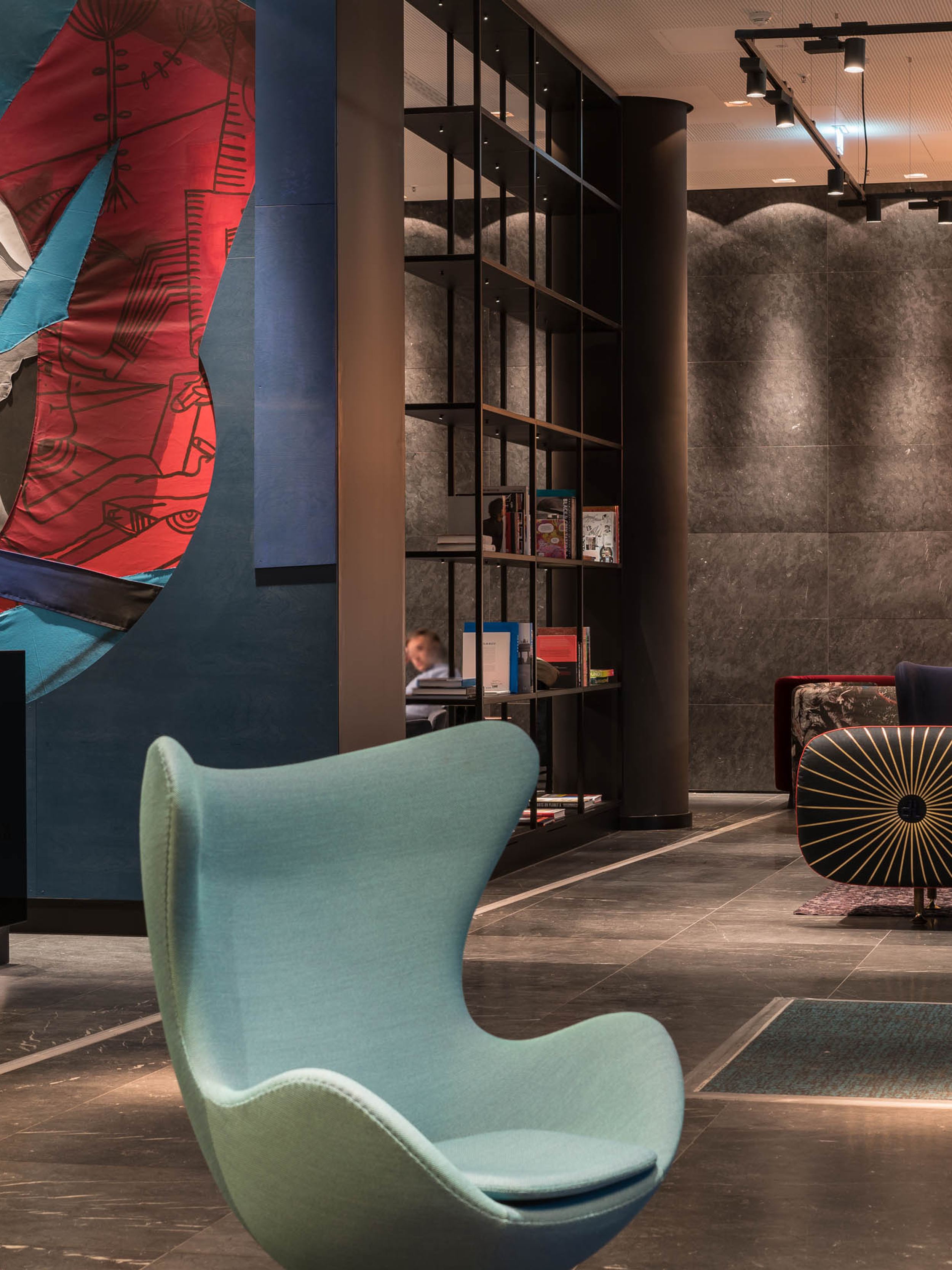 Designhotel Berlin Alexanderplatz Motel One Lounge mit Egg Chair in hellem türkis im Vordergrund