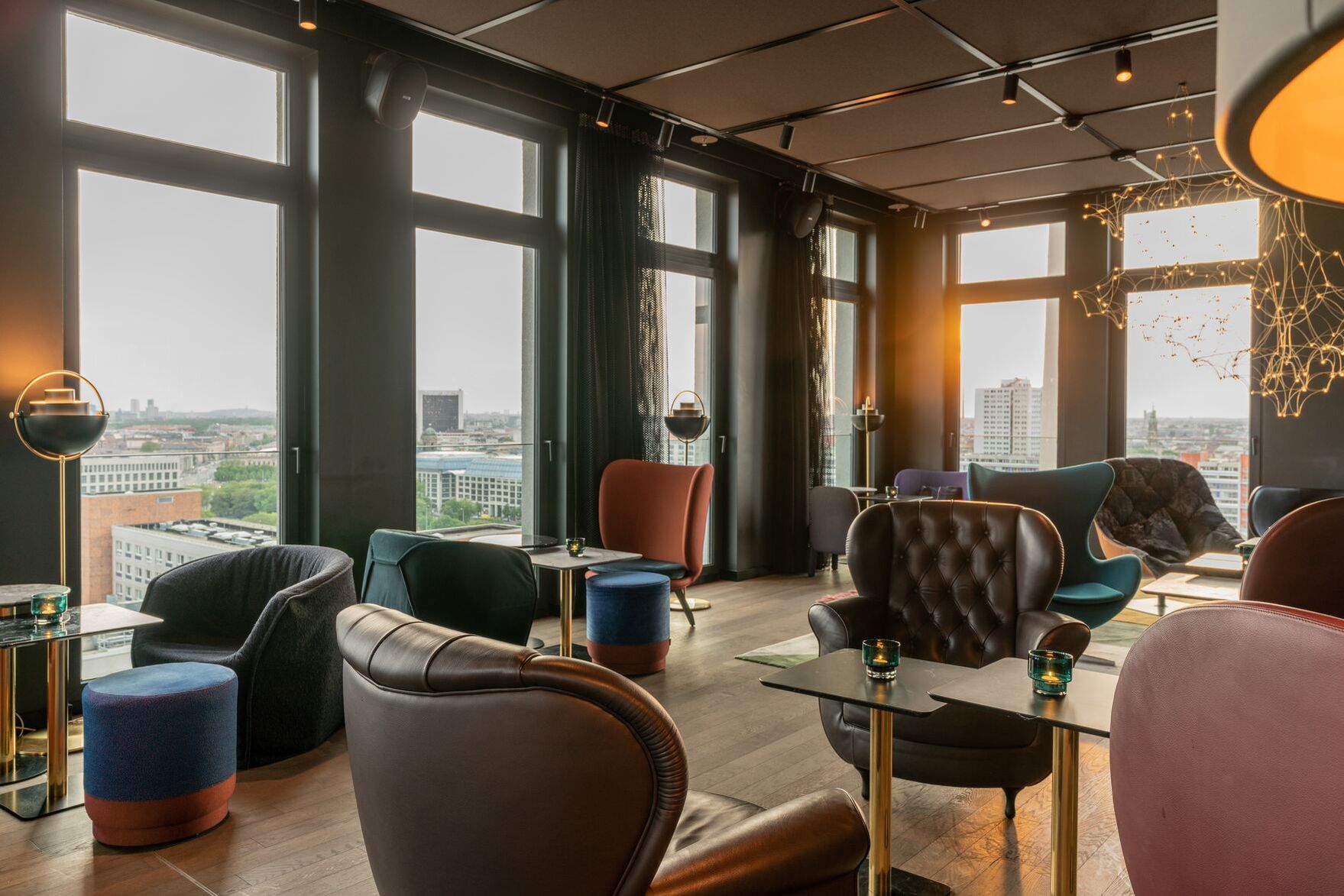 Hotel Berlin Alexanderplatz Motel One lichtdurchflutete Lounge mit vielen bodentiefen Fenstern und Ausblick über die Stadt