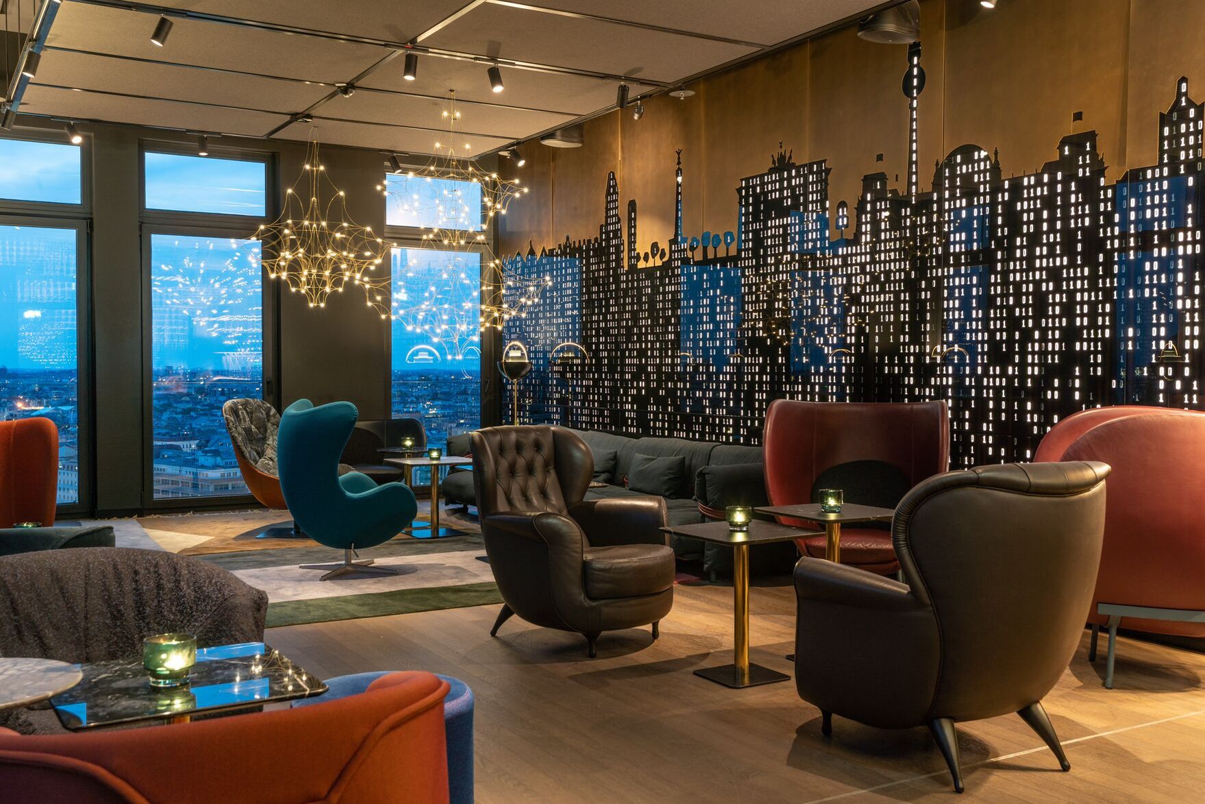 Hotel Berlin Alexanderplatz Motel One lichtdurchflutete Lounge mit bodentiefen Fenstern und Blick über die Dächer der Stadt