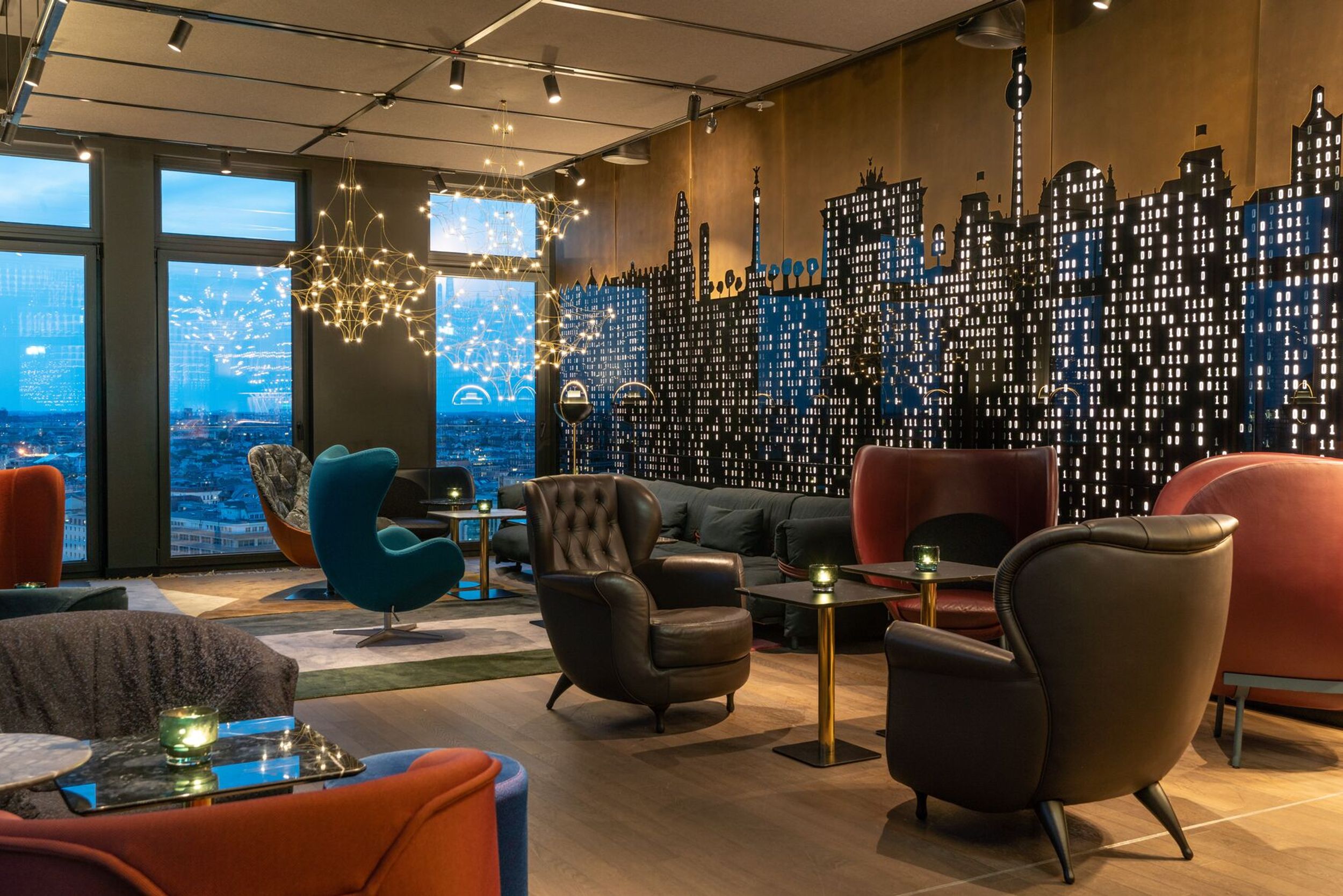 Hotel Berlin Alexanderplatz Motel One lichtdurchflutete Lounge mit bodentiefen Fenstern und Blick über die Dächer der Stadt