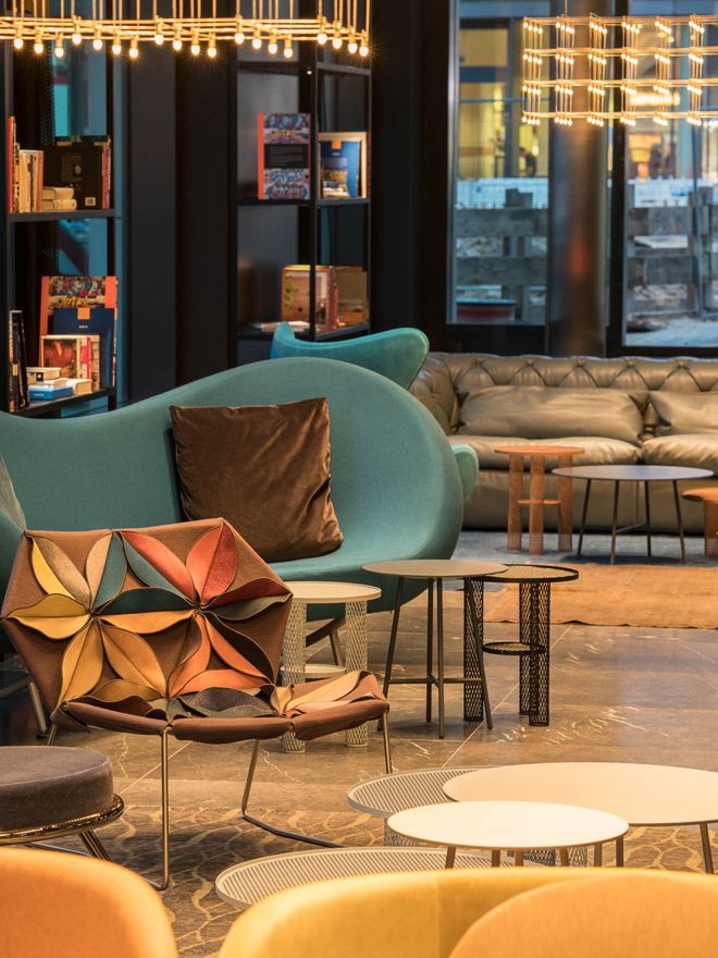 Hotel Berlin Alexanderplatz Motel One große Lounge mit Blick auf Designersessel und Beistelltische