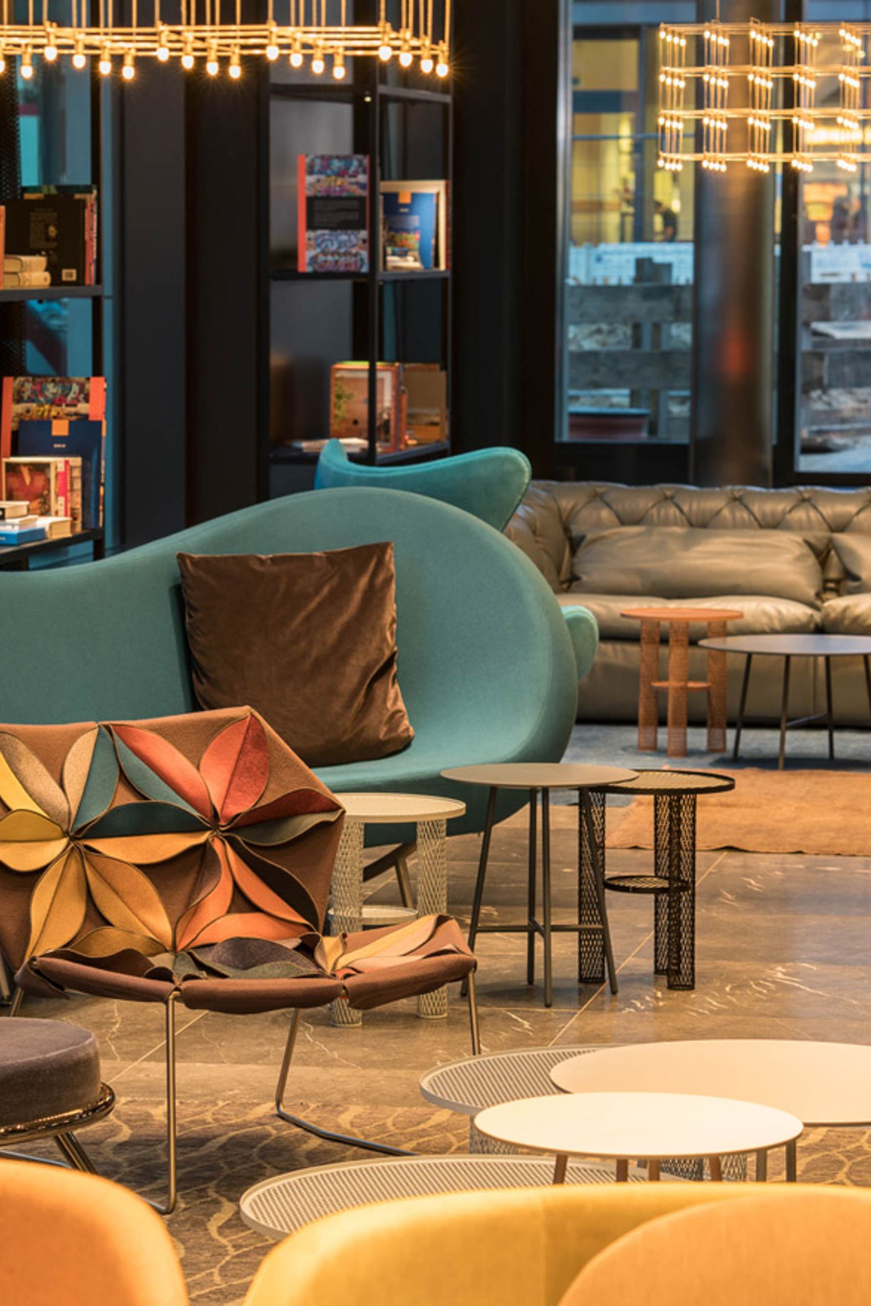 Hotel Berlin Alexanderplatz Motel One große Lounge mit Blick auf Designersessel und Beistelltische