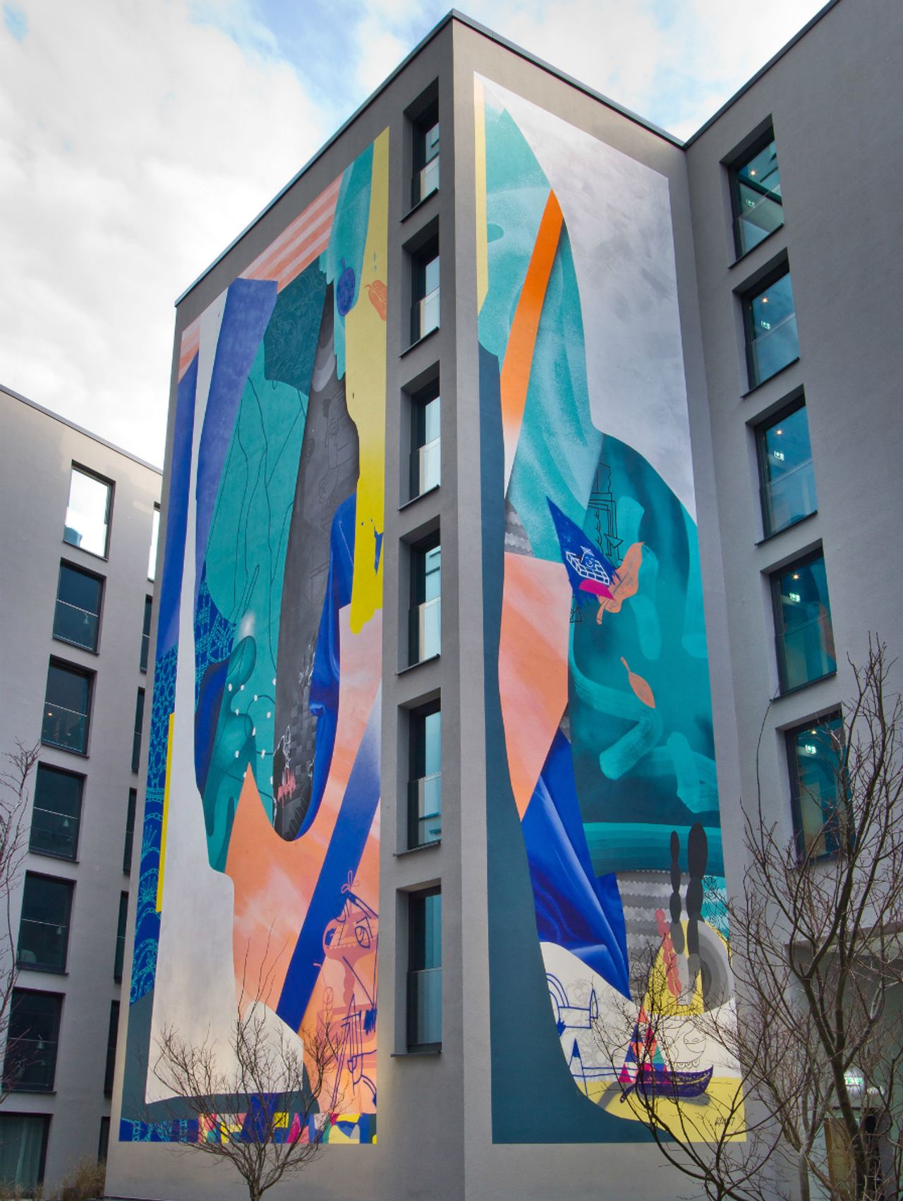 designhotel Berlin Alexanderplatz Motel One facade with two murals