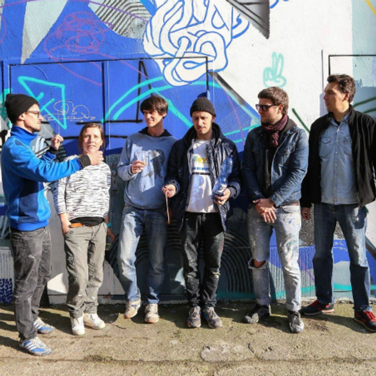 Hotel Berlin Alexanderplatz Motel One sechs Personen stehen vor großem Wandbild