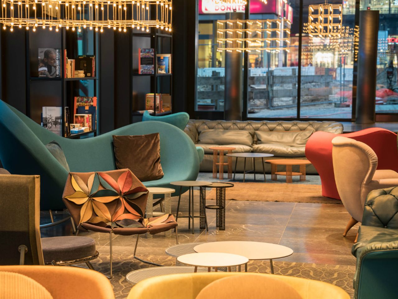Hotel Berlin Alexanderplatz Motel One Blick in eine helle Lounge