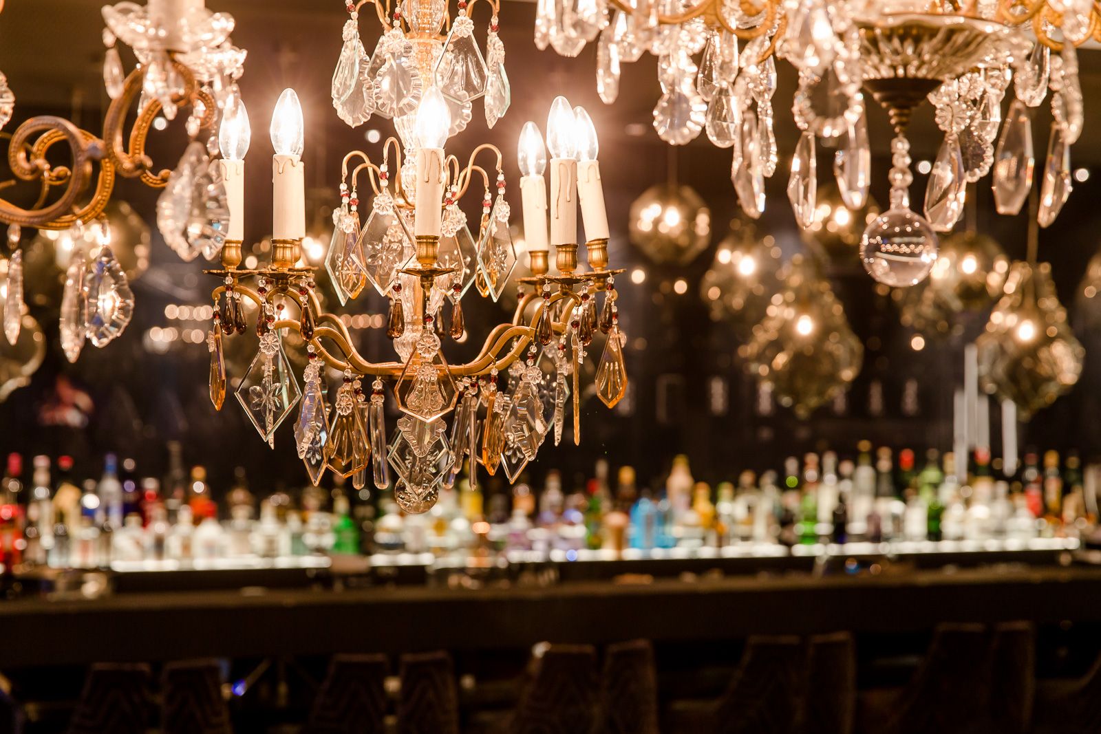 Hotel Berlin Bellevue Motel One Nahaufnahme Kronleuchter mit Bar im Hintergrund