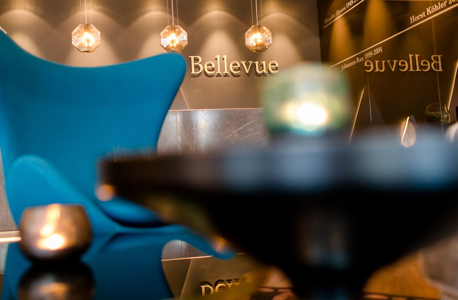 Designhotel Berlin Bellevue Motel One Nahaufnahme Egg Chair sowie Schriftzug Bellevue dahinter an der Wand