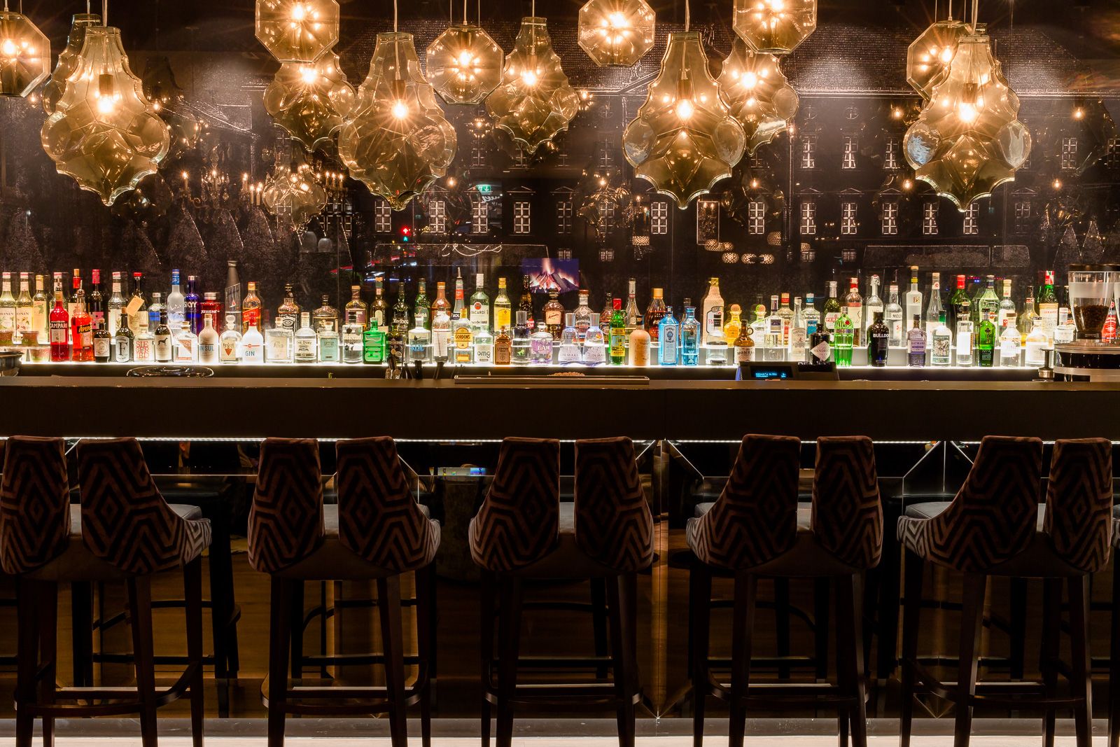 Hotel Berlin Bellevue Motel One lange Bar mit mehreren Barhockern an dem Tresen