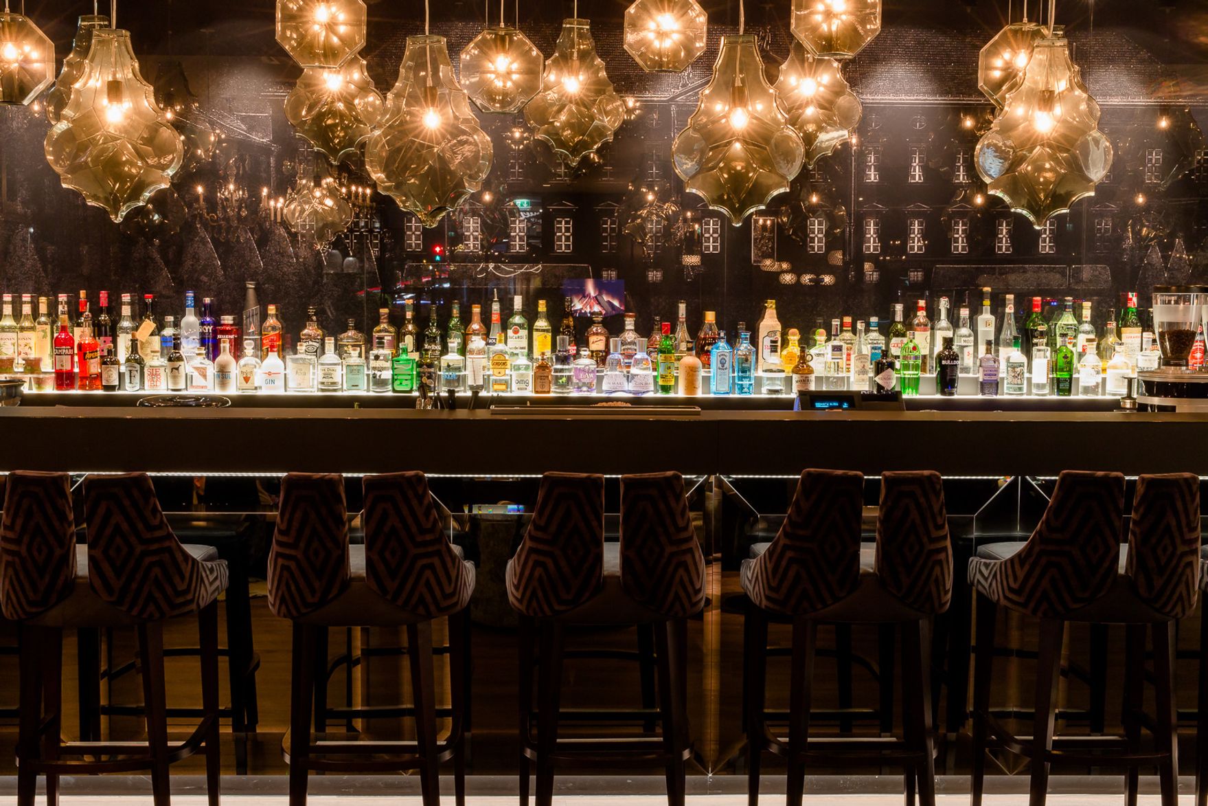 Hotel Berlin Bellevue Motel One lange Bar mit mehreren Barhockern an dem Tresen