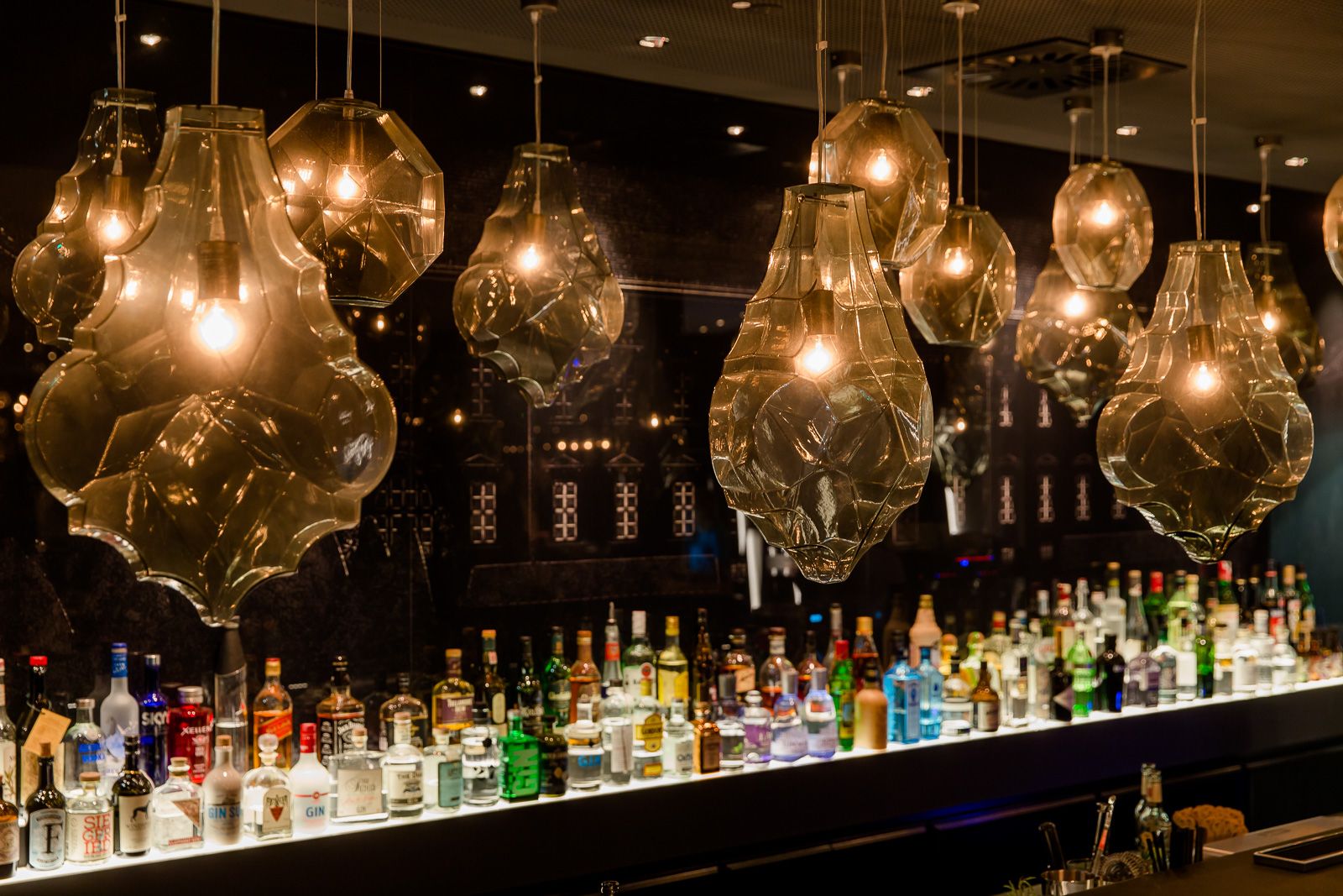 Designhotel Berlin Bellevue Motel One Blick auf die Bar mit mehreren Spirituosen