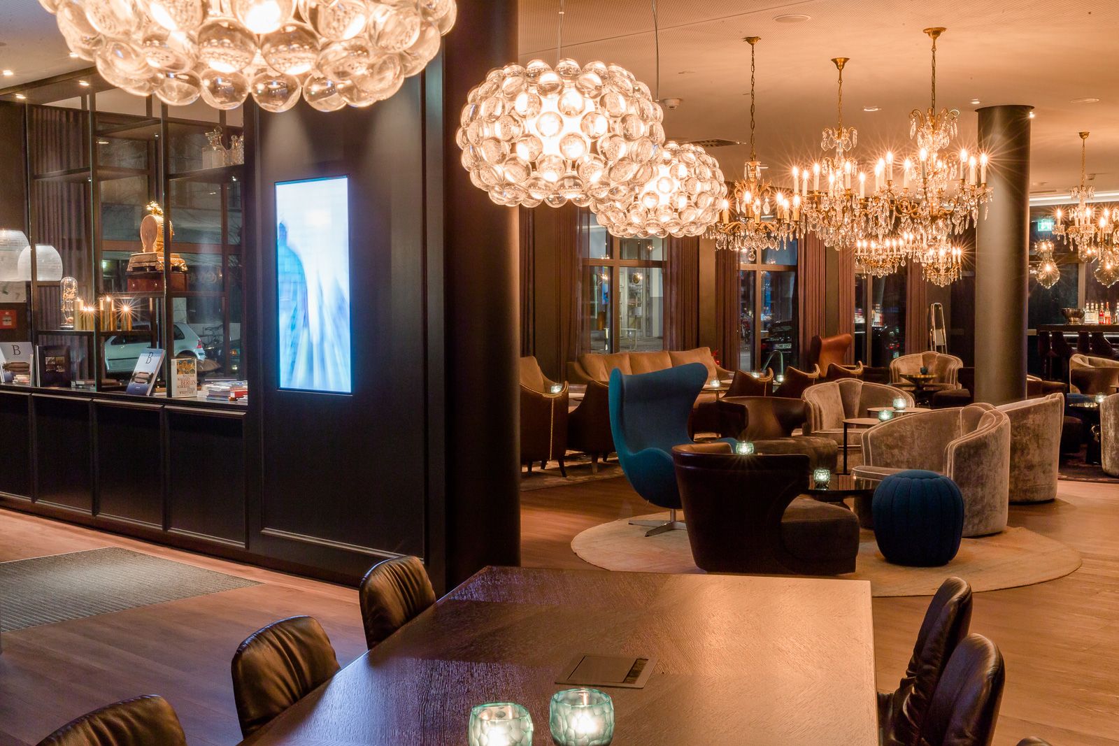 Hotel Berlin Bellevue Motel One große Lounge mit Tischen, Stühlen und Sesseln zum Verweilen