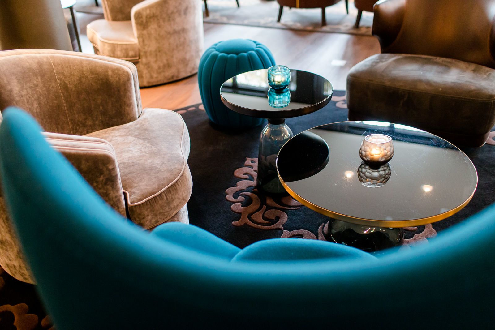 Hotel Berlin Bellevue Motel One helle Lounge mit Blick auf eine Sitzgruppe bestehend aus zwei Sesseln sowie einem Egg Chair und Beistelltisch