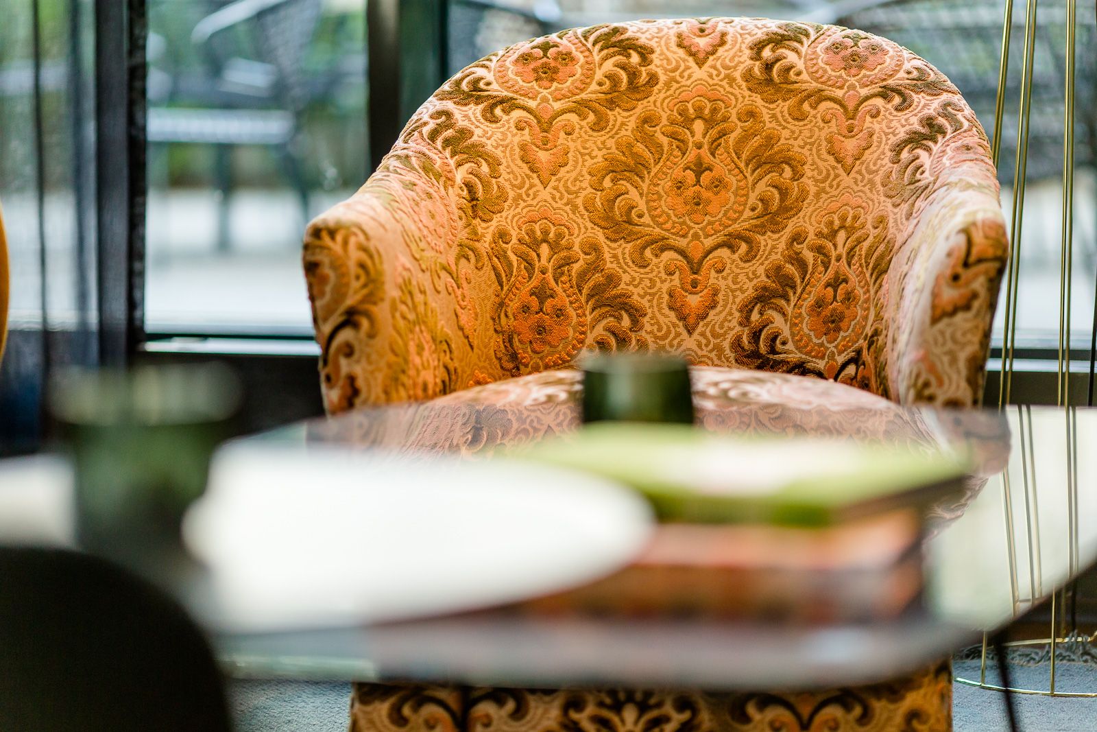 Hotel Berlin Hackescher Markt Motel One Nahaufnahme gemusterter Sessel in senfgelben Farben in heller Lounge