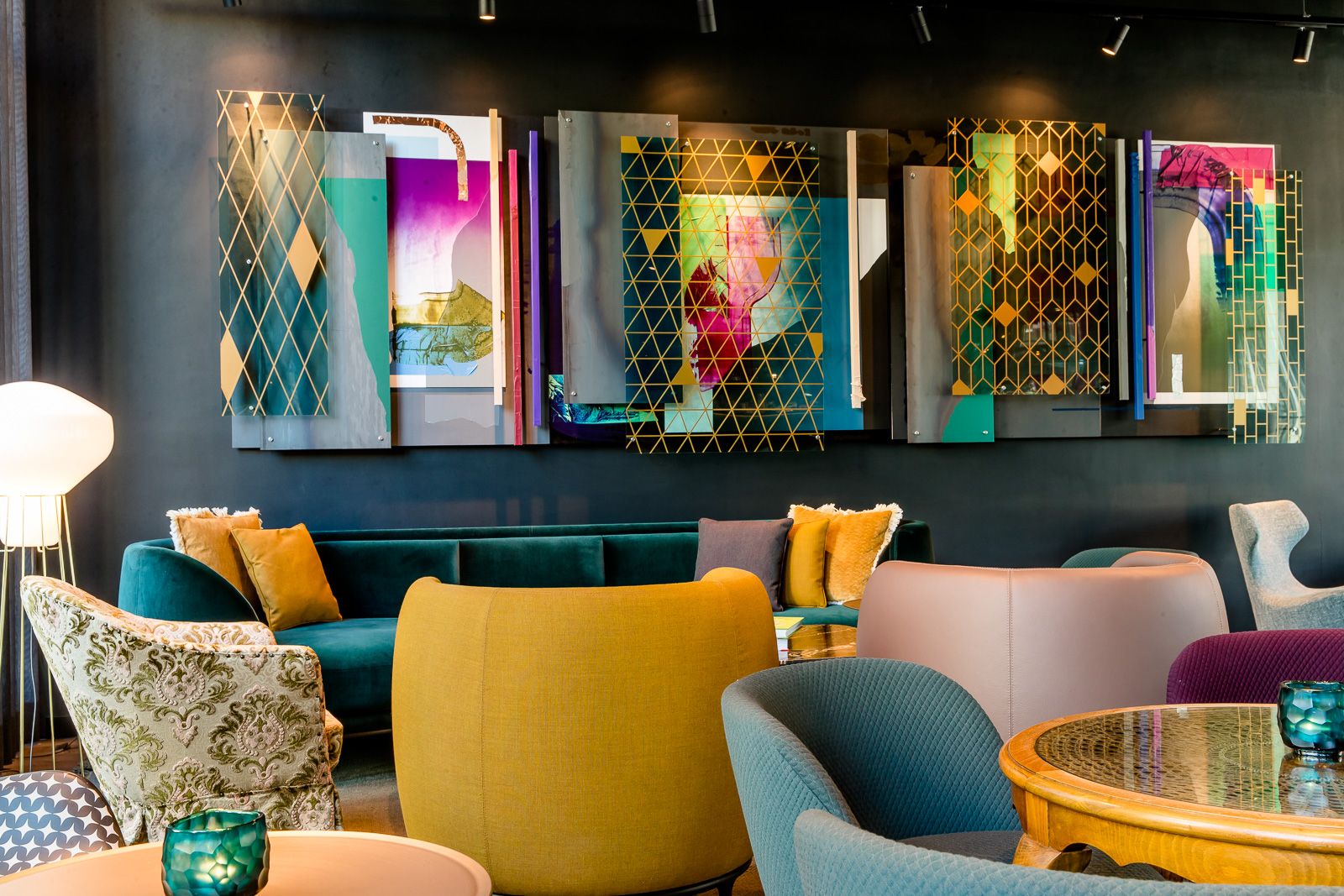 Hotel Berlin Hackescher Markt Motel One Lounge mit mehreren Sofas und Sesseln in hellen Farbtönen