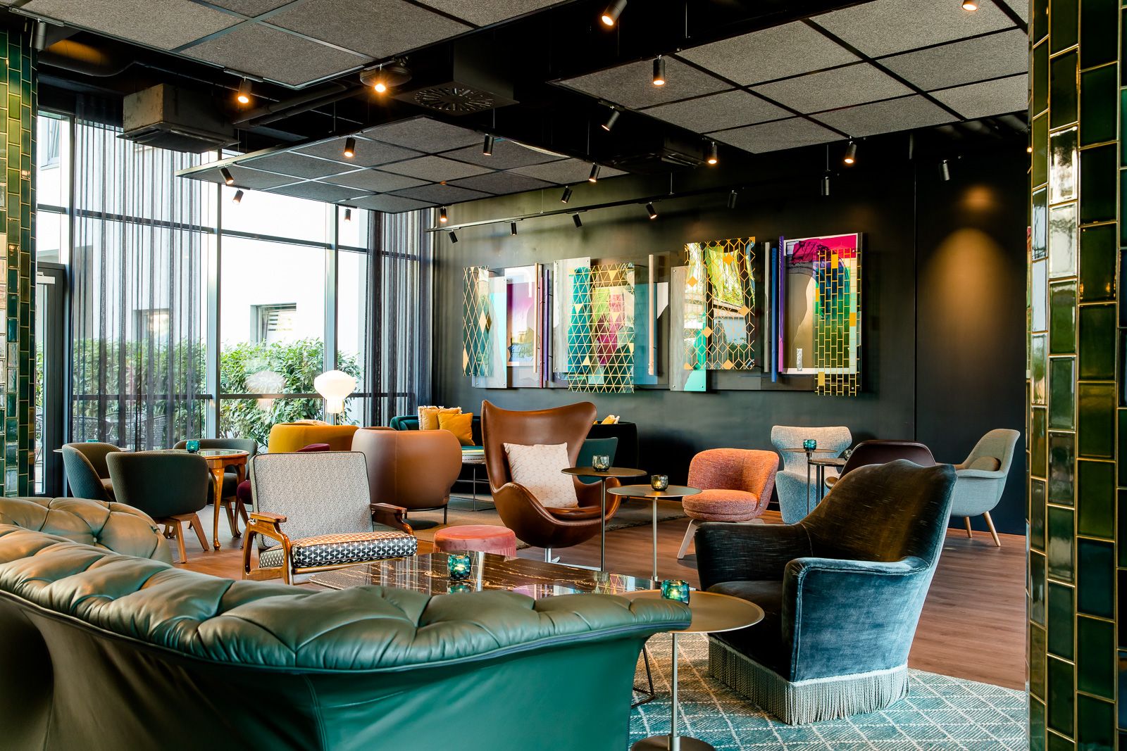 Designhotel Berlin Hackescher Markt Motel One lichtdurchflutete Lounge mit Sitzgelegenheiten sowie Blick zur Terrasse