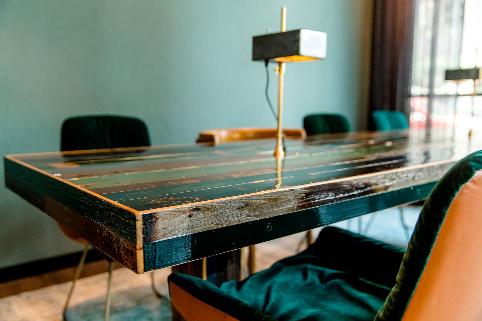 Hotel Berlin Hackescher Markt Motel One helle Lounge mit Blick auf einen Tisch mit mehreren Stühlen sowie eine Tischlampe