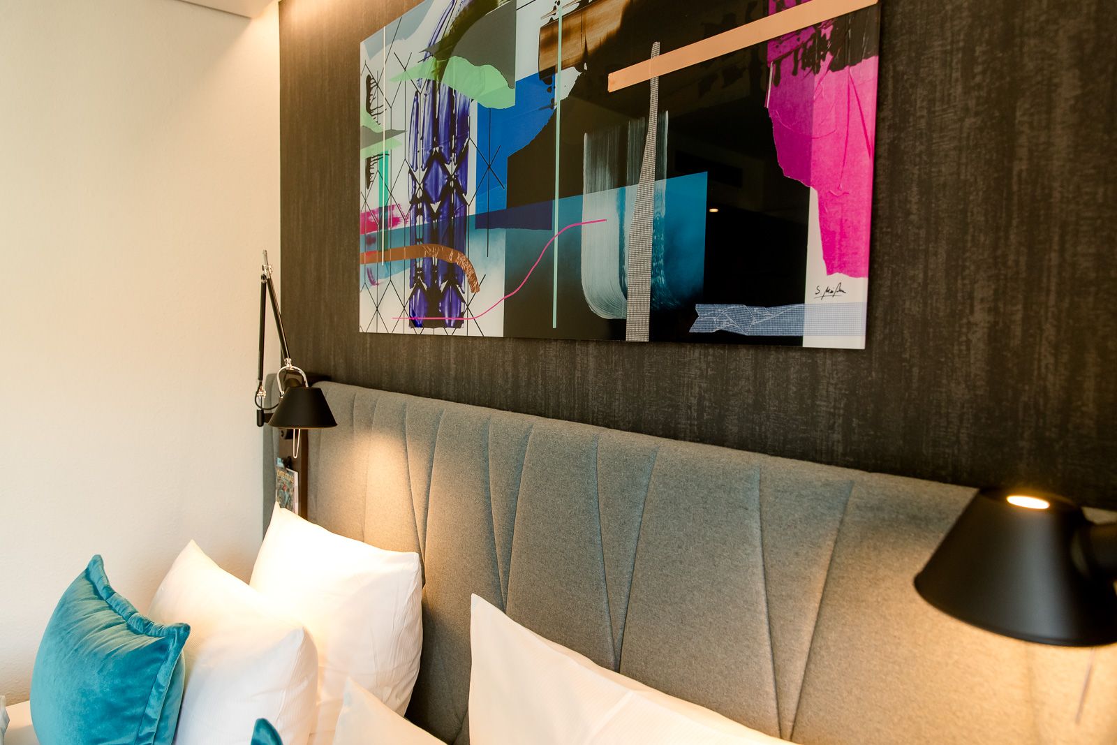 Hotel Berlin Hackescher Markt Motel One Blick auf das Kopfteil eines Doppelbettes in einem hellen Zimmer