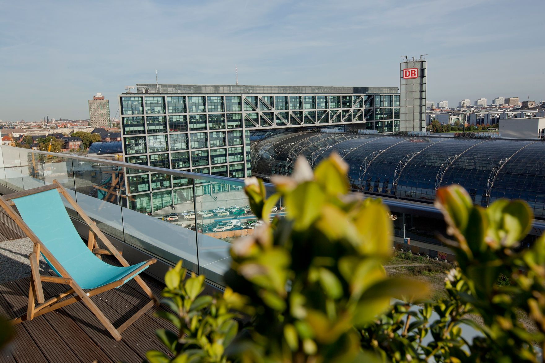 Hotel Berlin Hauptbahnhof Motel One Balkon mit Liegestuhl und Blick über die Dächer der Stadt