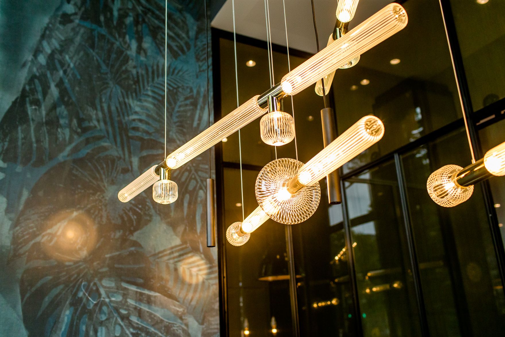 Designhotel Berlin Hauptbahnhof Motel One Nahaufnahme auf leuchtende Deckenlampen