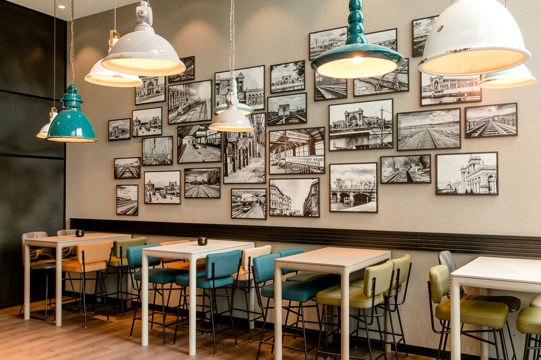Hotel Berlin Hauptbahnhof Motel One heller Frühstücksraum mit mehreren Tischen mit je vier Stühlen