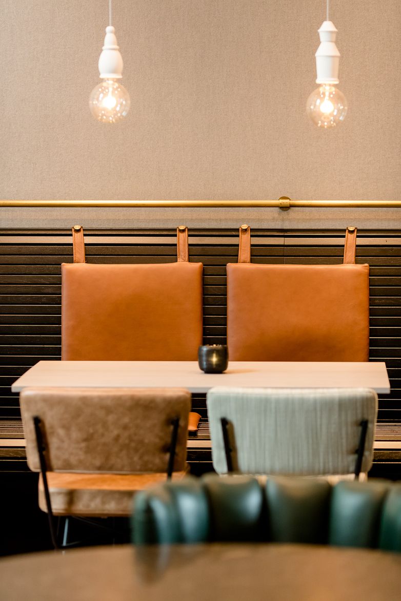 Hotel Berlin Hauptbahnhof Motel One Frühstücksraum mit Blick auf einen Tisch und vier Stühlen