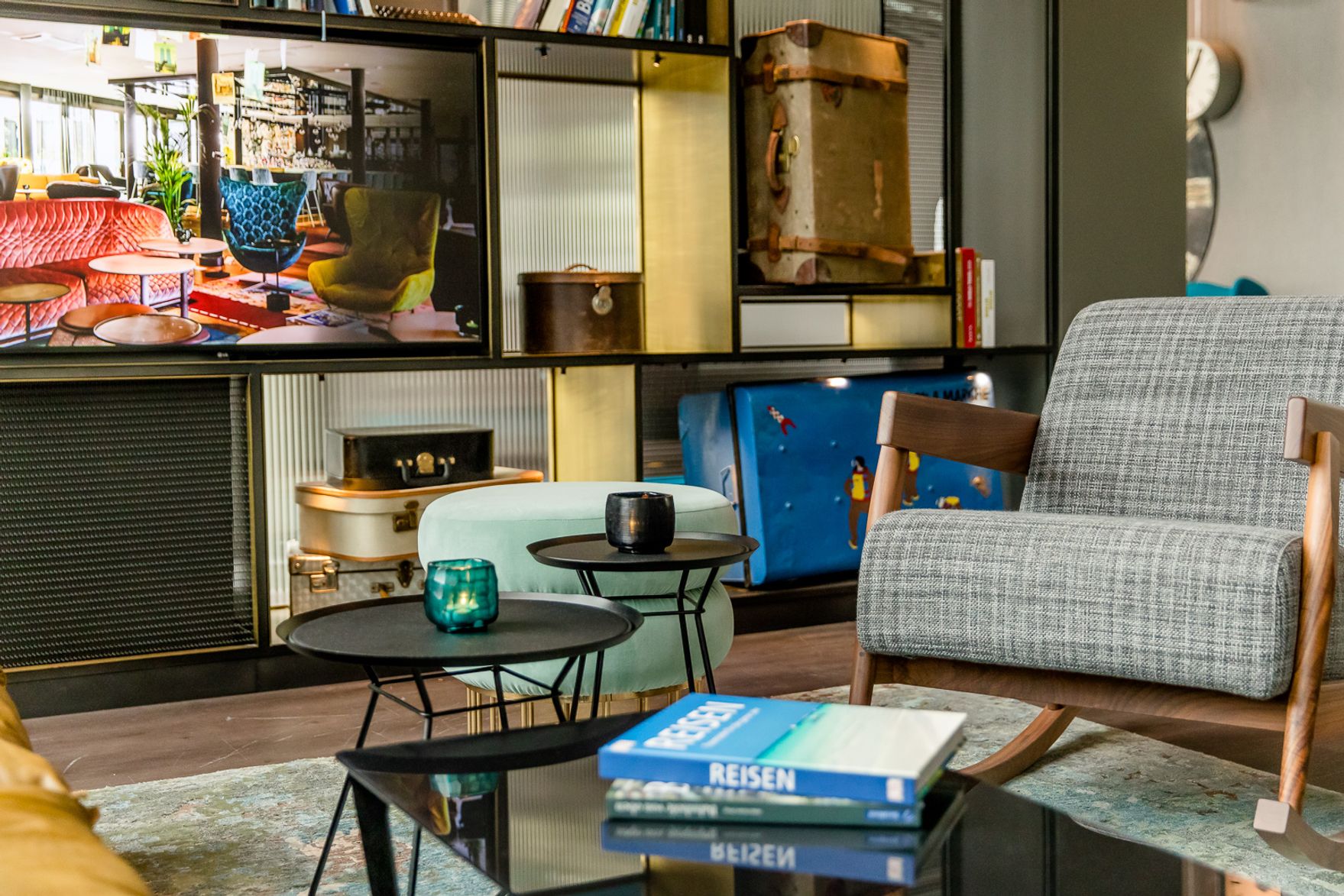 Designhotel Berlin Hauptbahnhof Motel One helle Lounge mit Nahaufnahme auf einen Sessel und Beistelltische