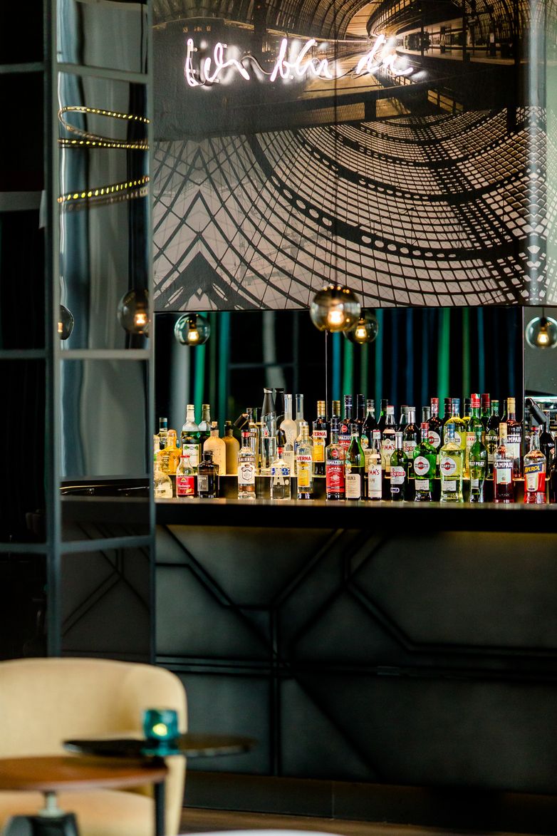 Hotel Berlin Hauptbahnhof Motel One Blick auf die Bar sowie eine Leuchtschrift über der Bar