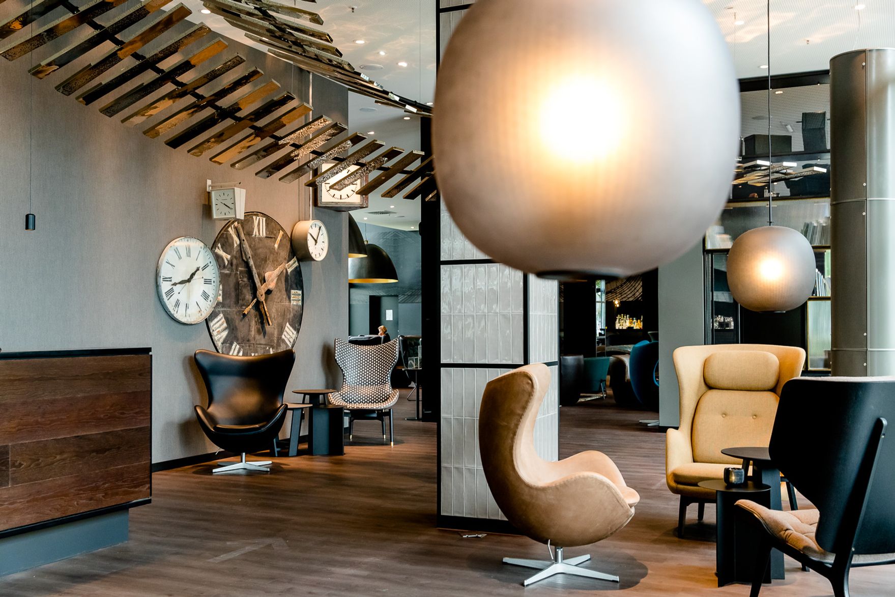 Hotel Berlin Hauptbahnhof Motel One Rezeption und Eingangsbereich mit Sesseln und Egg Chair sowie Lounge im Hintergrund