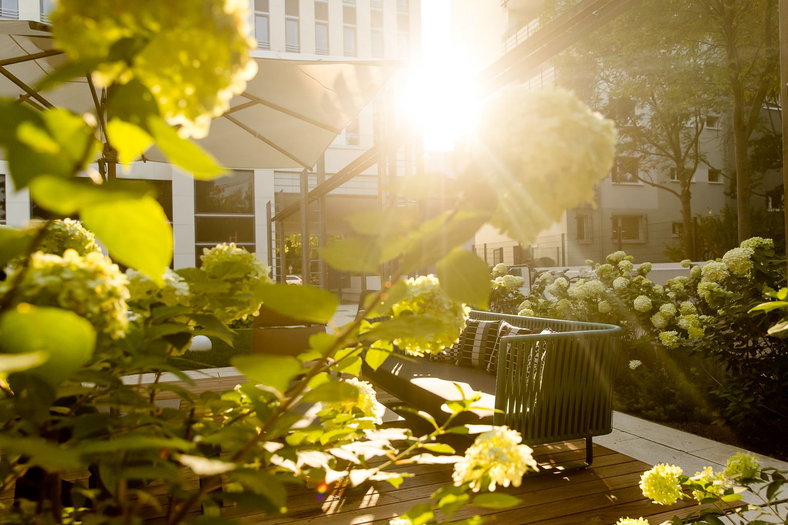 hotel Berlin Hauptbahnhof Motel outdoor area with several seating areas in bright sunshine