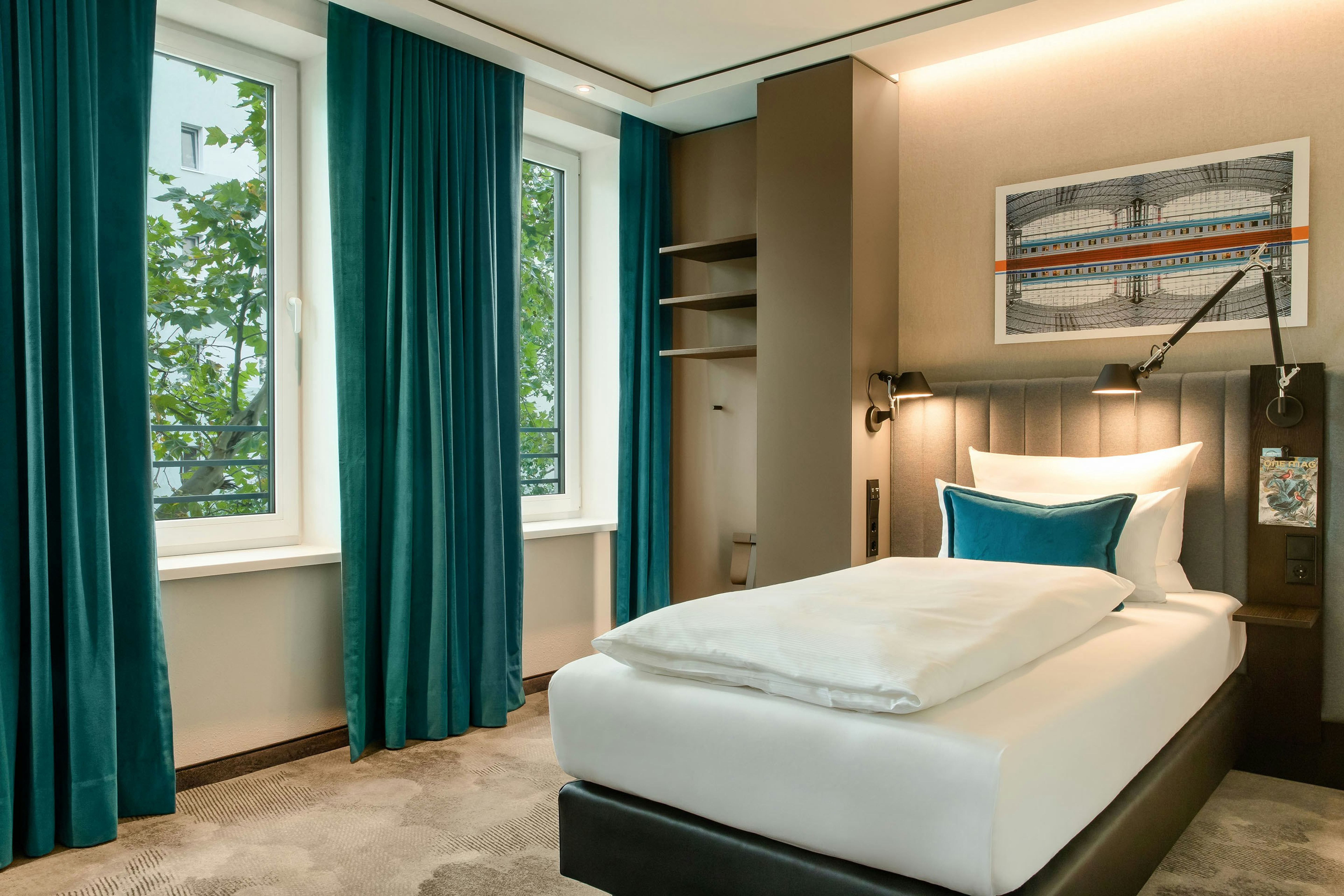 Hotel Motel One Berlin-Hauptbahnhof Modern eingerichtetes Einzelzimmer mit großem Fenster, türkisfarbenen Vorhängen, gemütlichem Bett und warmem Licht für entspannte Nächte. Hotel Motel One Berlin-Hauptbahnhof Modern eingerichtetes Einzelzimmer mit großem Fenster, türkisfarbenen Vorhängen, gemütlichem Bett und warmem Licht für entspannte Nächte.