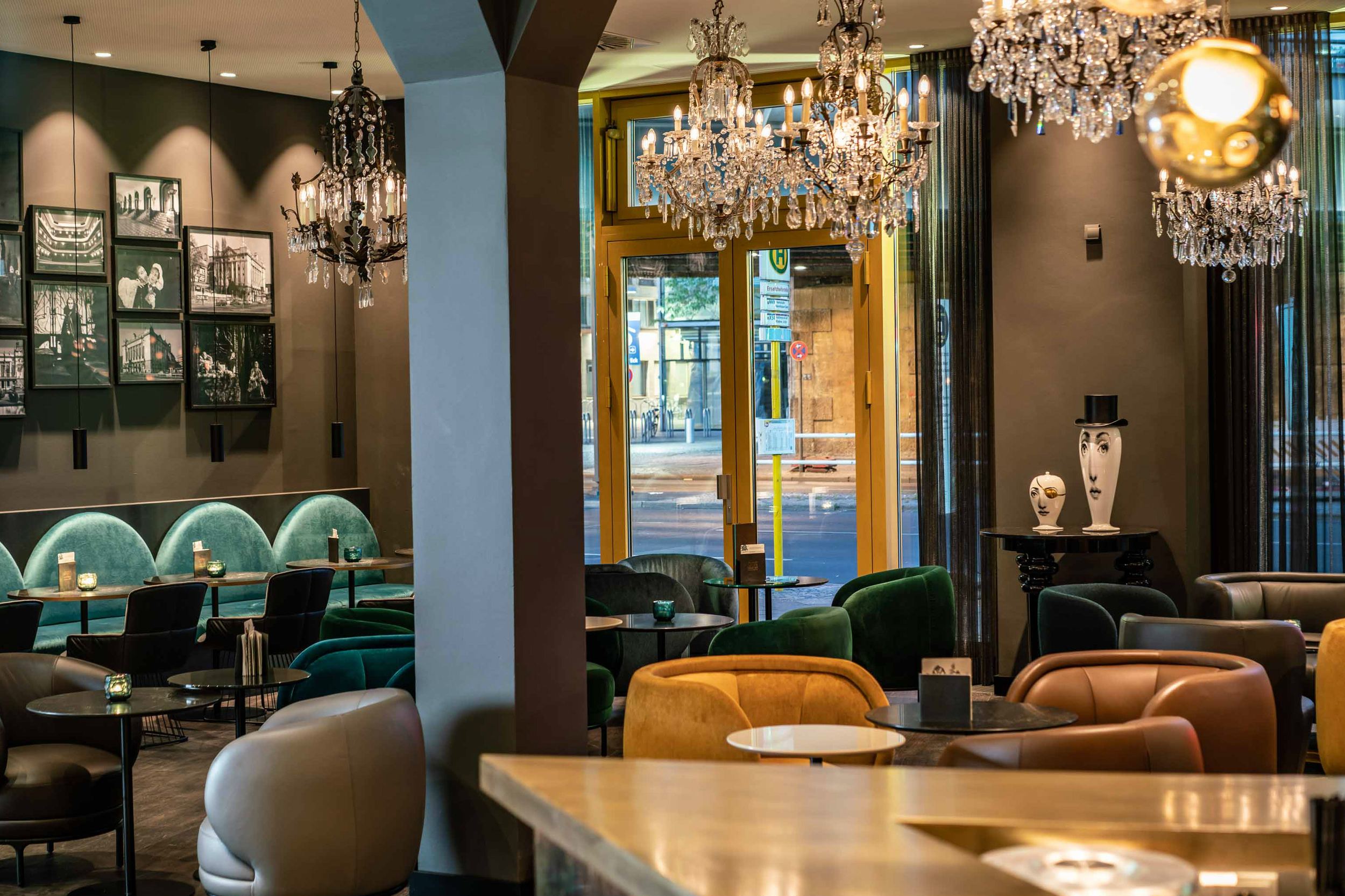 Hotel Berlin Ku’damm Motel One Lounge und Essbereich mit mehreren Tischen und Stühlen sowie Sesseln