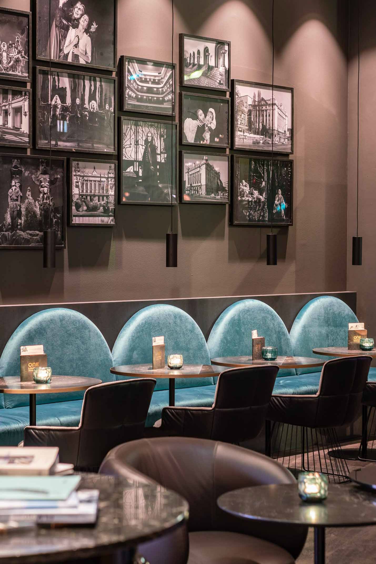 Hotel Berlin Ku’damm Motel One Frühstücksbereich mit mehreren Tischen und Stühlen