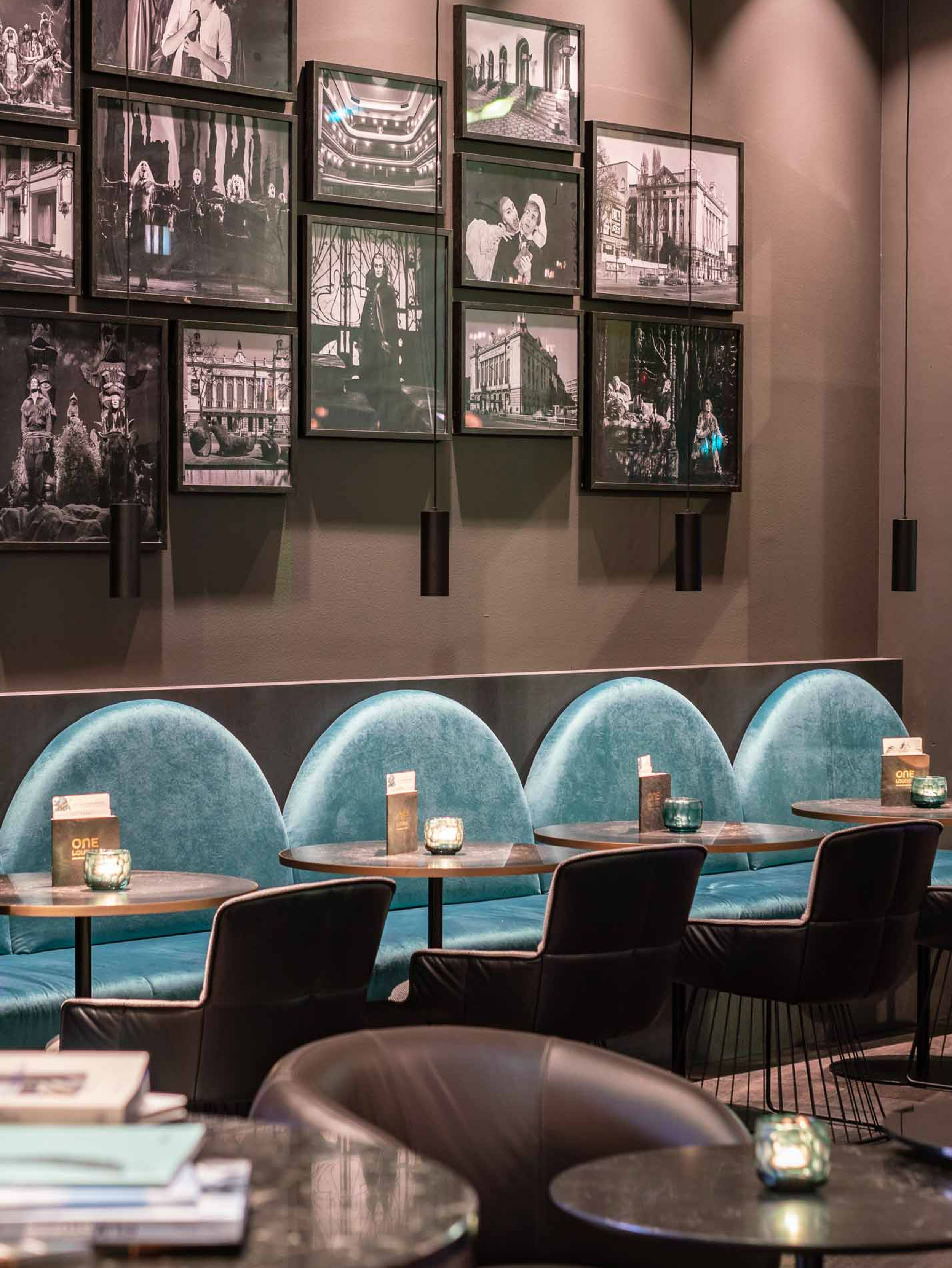 Hotel Berlin Ku’damm Motel One Frühstücksbereich mit mehreren Tischen und Stühlen