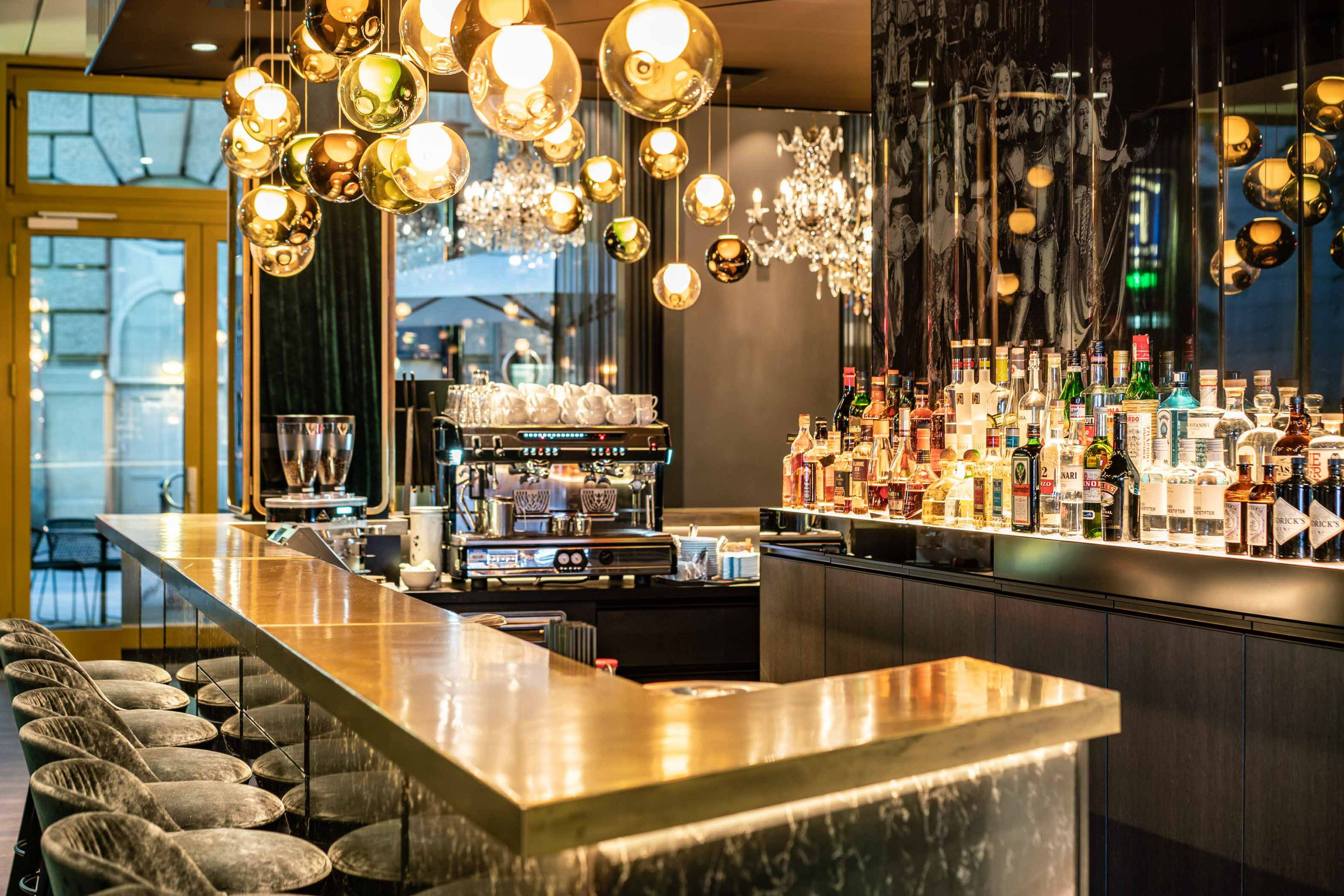 Hotel Berlin Ku’damm Motel One große Bar mit heller Beleuchtung und Barhockern an dem Tresen