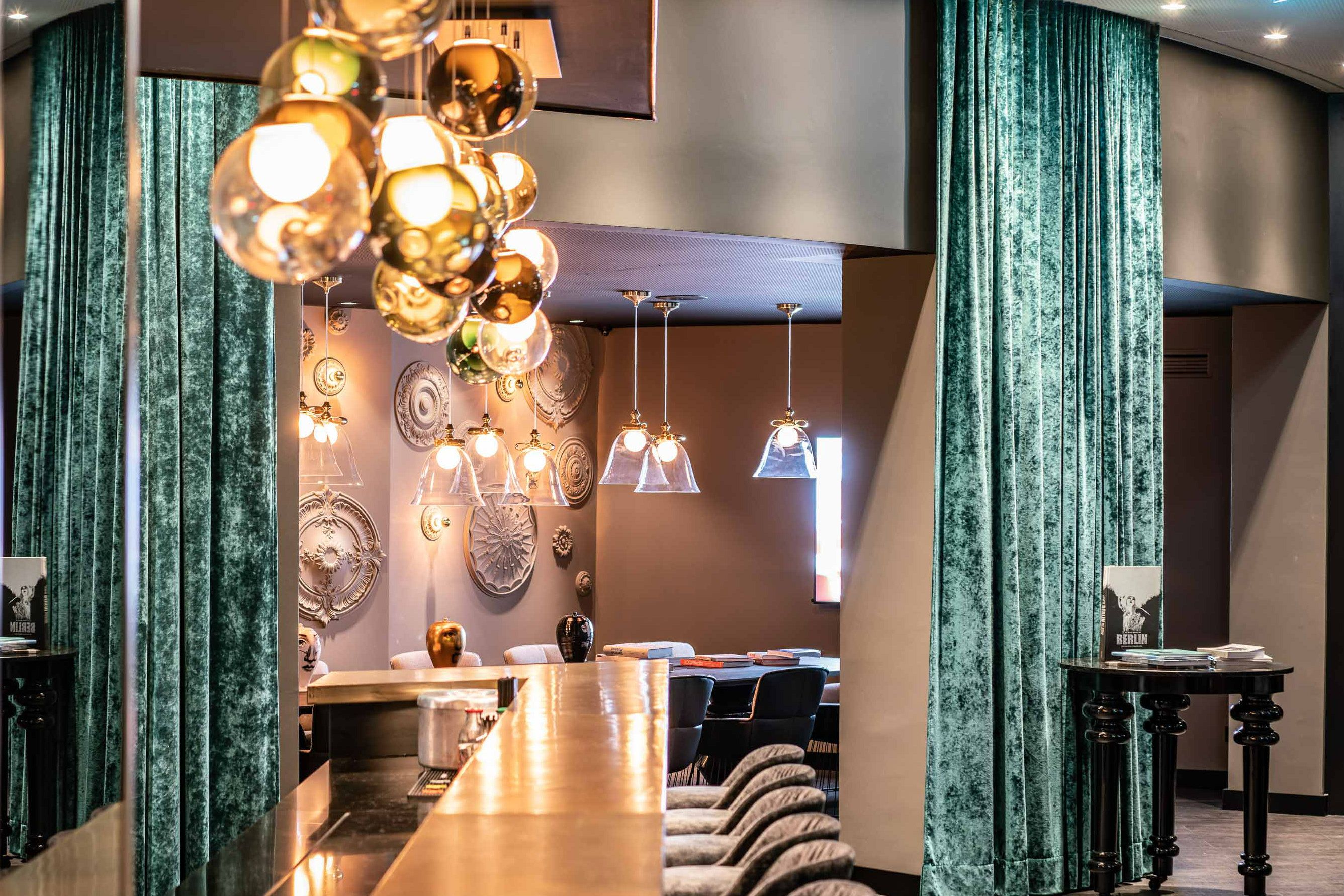 Hotel Berlin Ku’damm Motel One heller Bar- und Loungebereich mit langer Theke sowie mehreren Sesseln