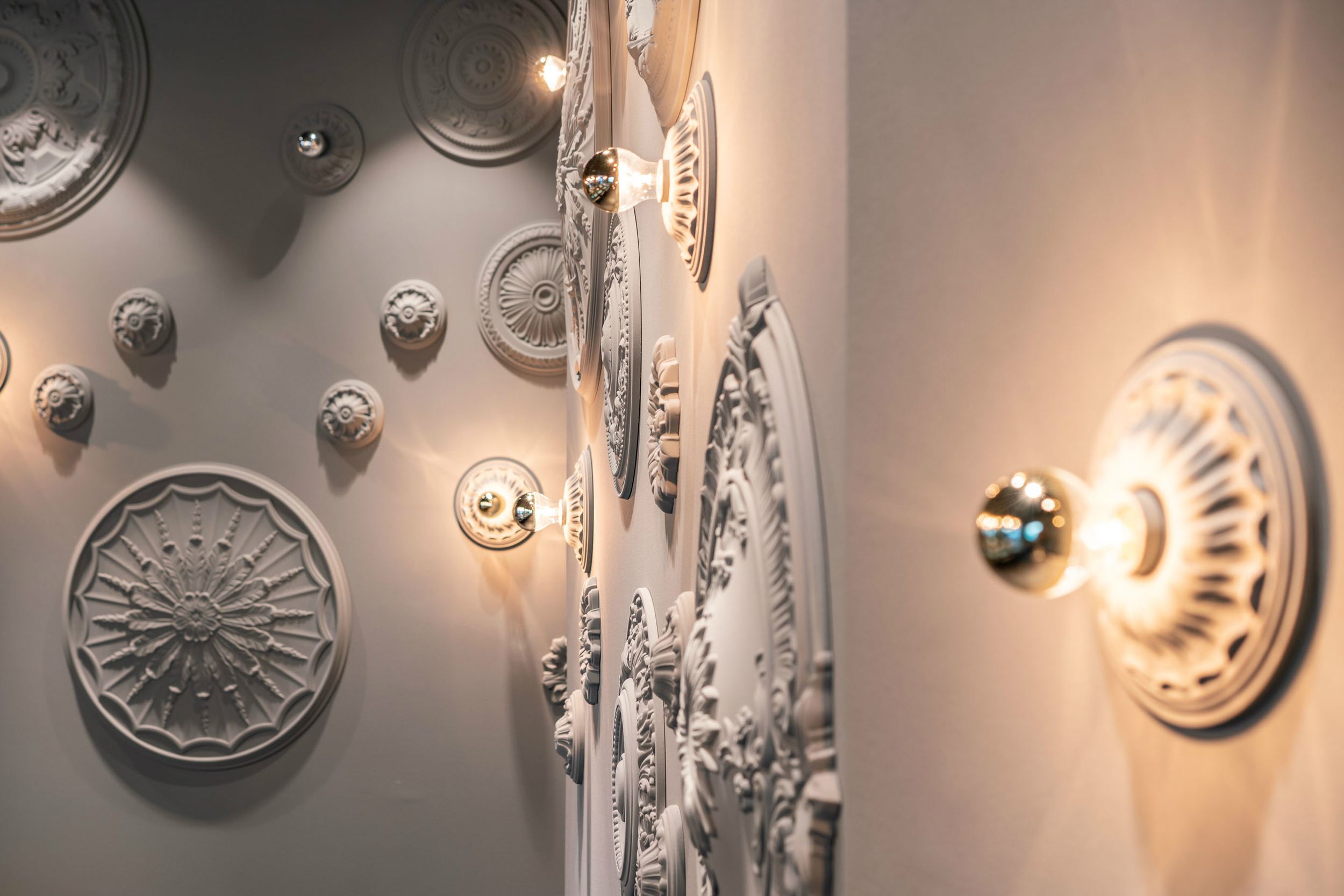 Hotel Berlin Ku’damm Motel One Blick auf Stuck und Lampen an der Wand