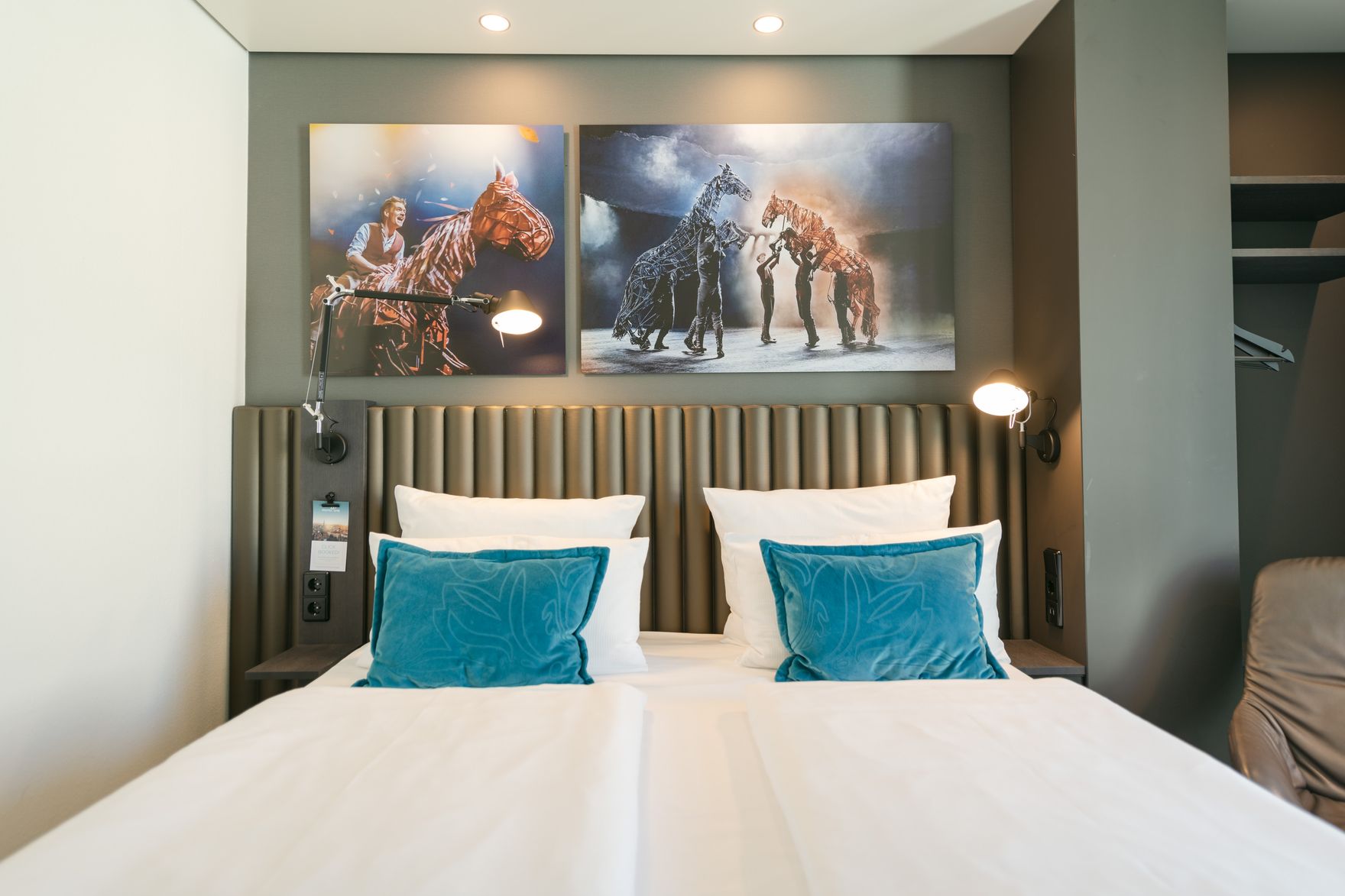 Hotel Berlin Ku’damm Motel One Zimmer mit Doppelbett und zwei Zierkissen in türkis