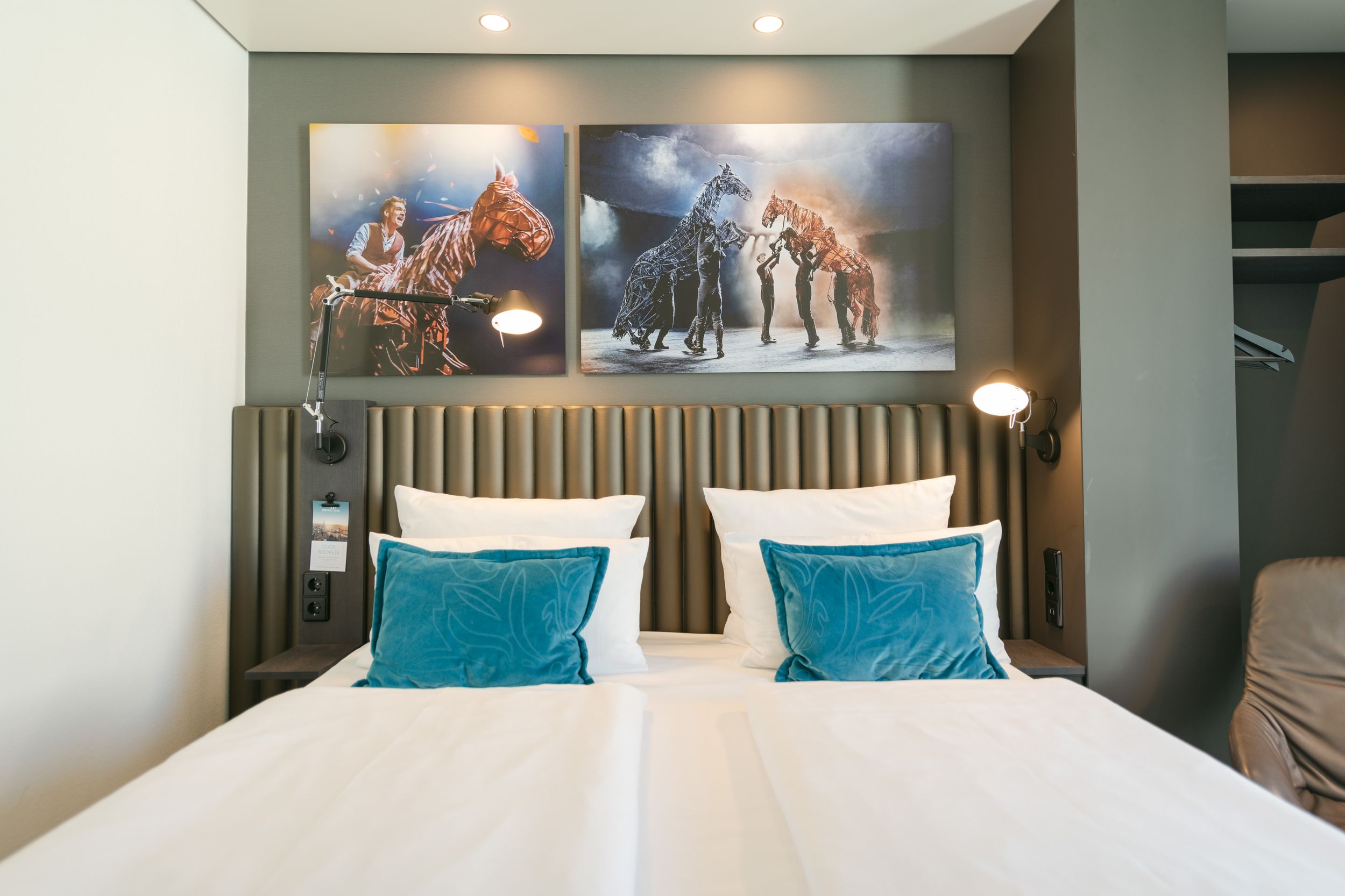 Hotel Berlin Ku’damm Motel One Zimmer mit Doppelbett und zwei Zierkissen in türkis