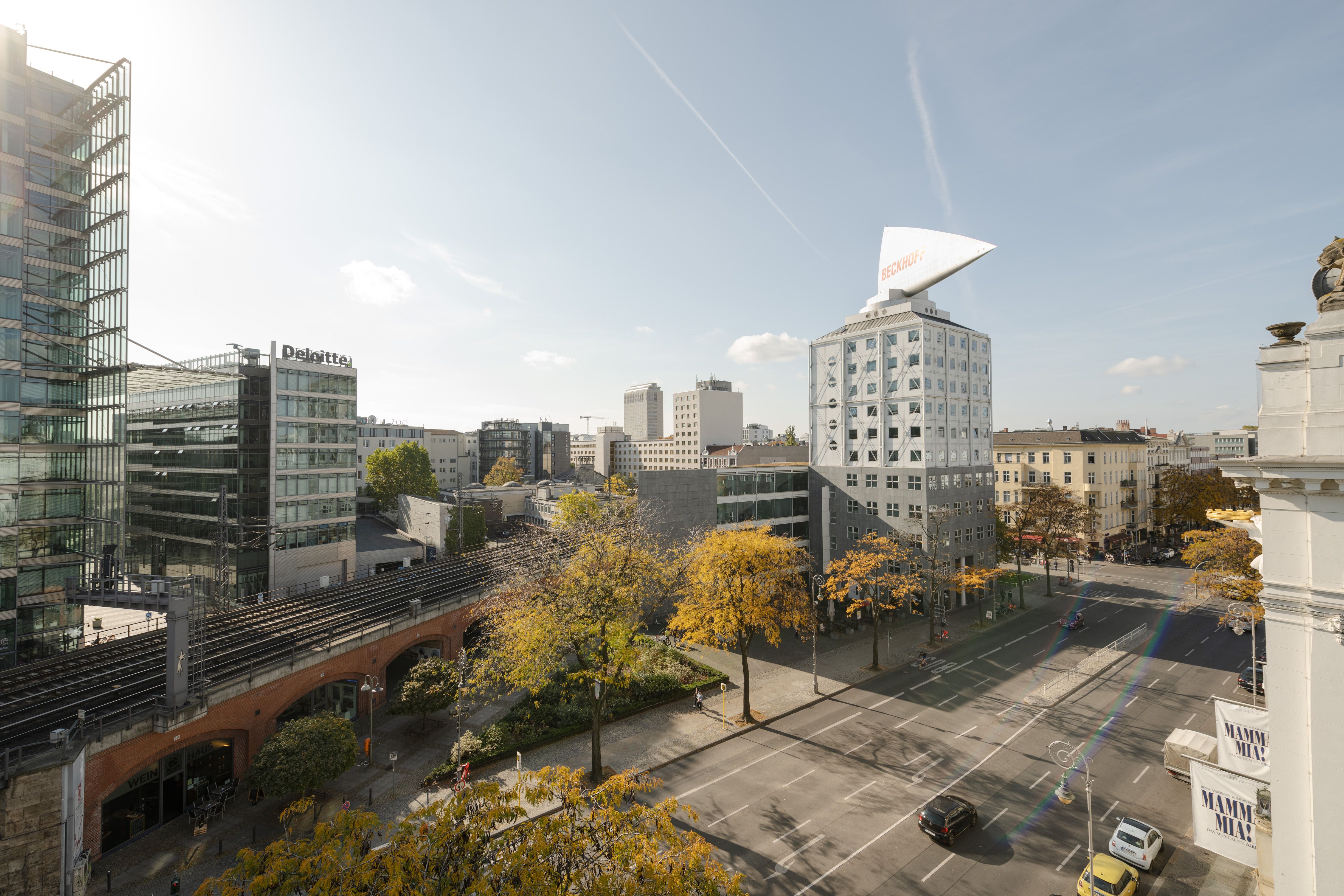 Hotel Berlin Ku’damm Motel One Blick auf die sonnenbestrahlten Häuser der Stadt