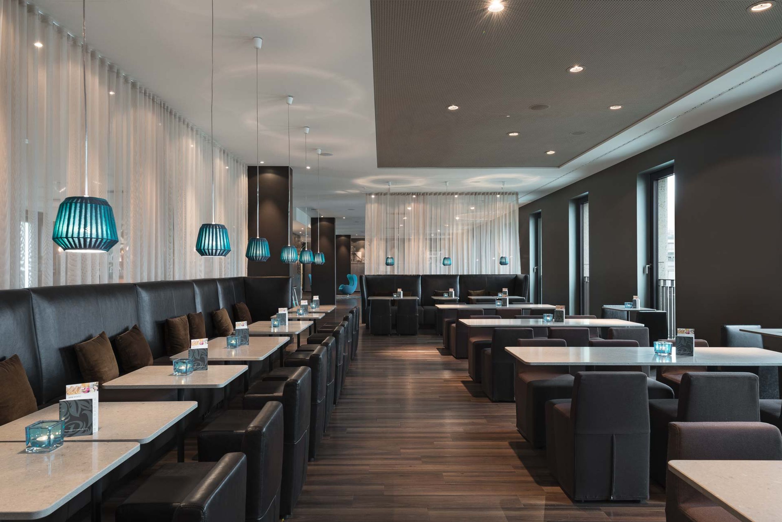 Hotel Berlin Potsdamer Platz Motel One Essbereich mit mehreren Tischen und Stühlen in einem großen Raum