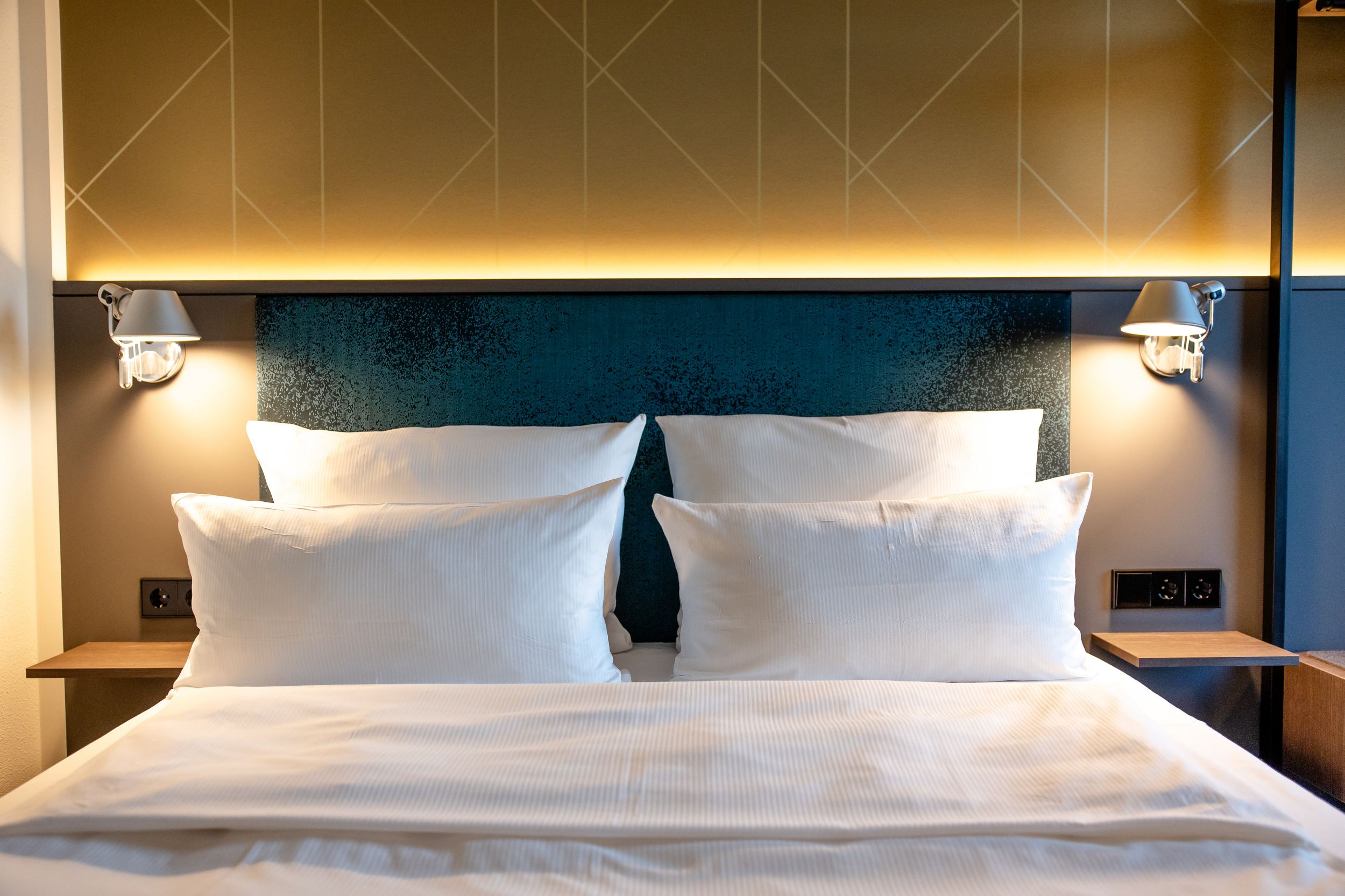 Hotel Berlin-Potsdamer Platz Motel One Modernes Doppelzimmer mit großem, gemütlichem Bett, weichen weißen Kissen und Bettwäsche.