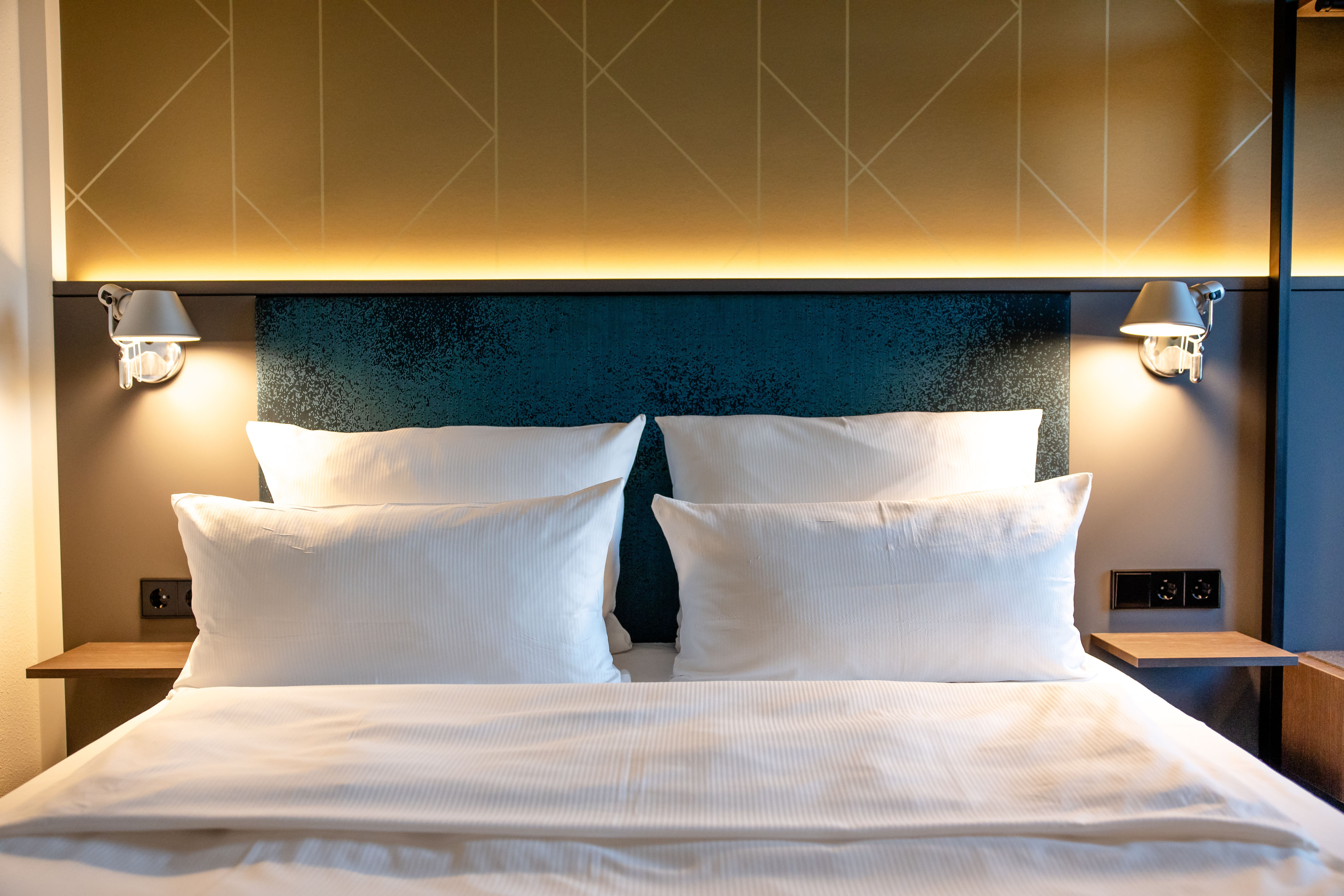 Hotel Berlin-Potsdamer Platz Motel One Modernes Doppelzimmer mit großem, gemütlichem Bett, weichen weißen Kissen und Bettwäsche. Hotel Berlin-Potsdamer Platz Motel One Modernes Doppelzimmer mit großem, gemütlichem Bett, weichen weißen Kissen und Bettwäsche.