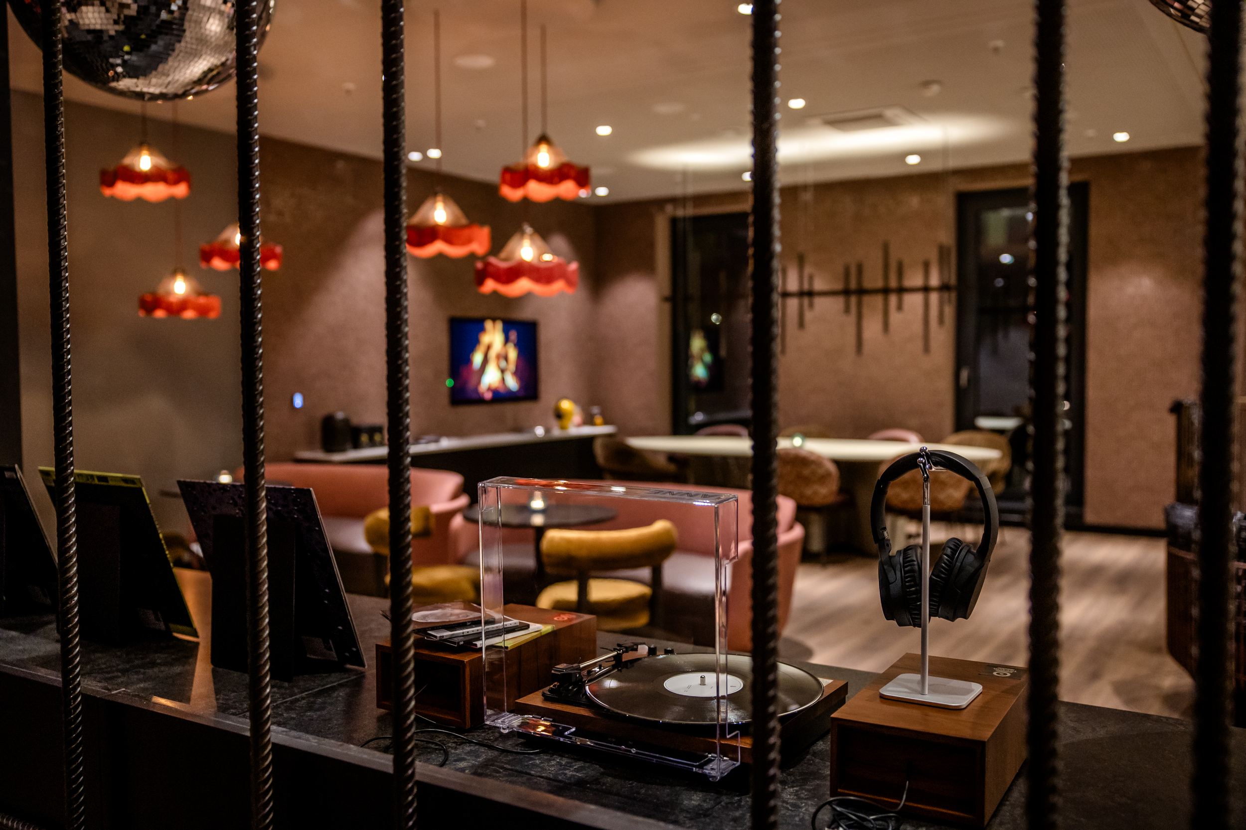 Hotel Berlin-Potsdamer Platz Motel One Moderne Lounge mit warmem Licht, bequemen Sitzgelegenheiten und Schallplatten-Player für entspannte Atmosphäre, ideal zum Ausruhen und Musikgenuss.