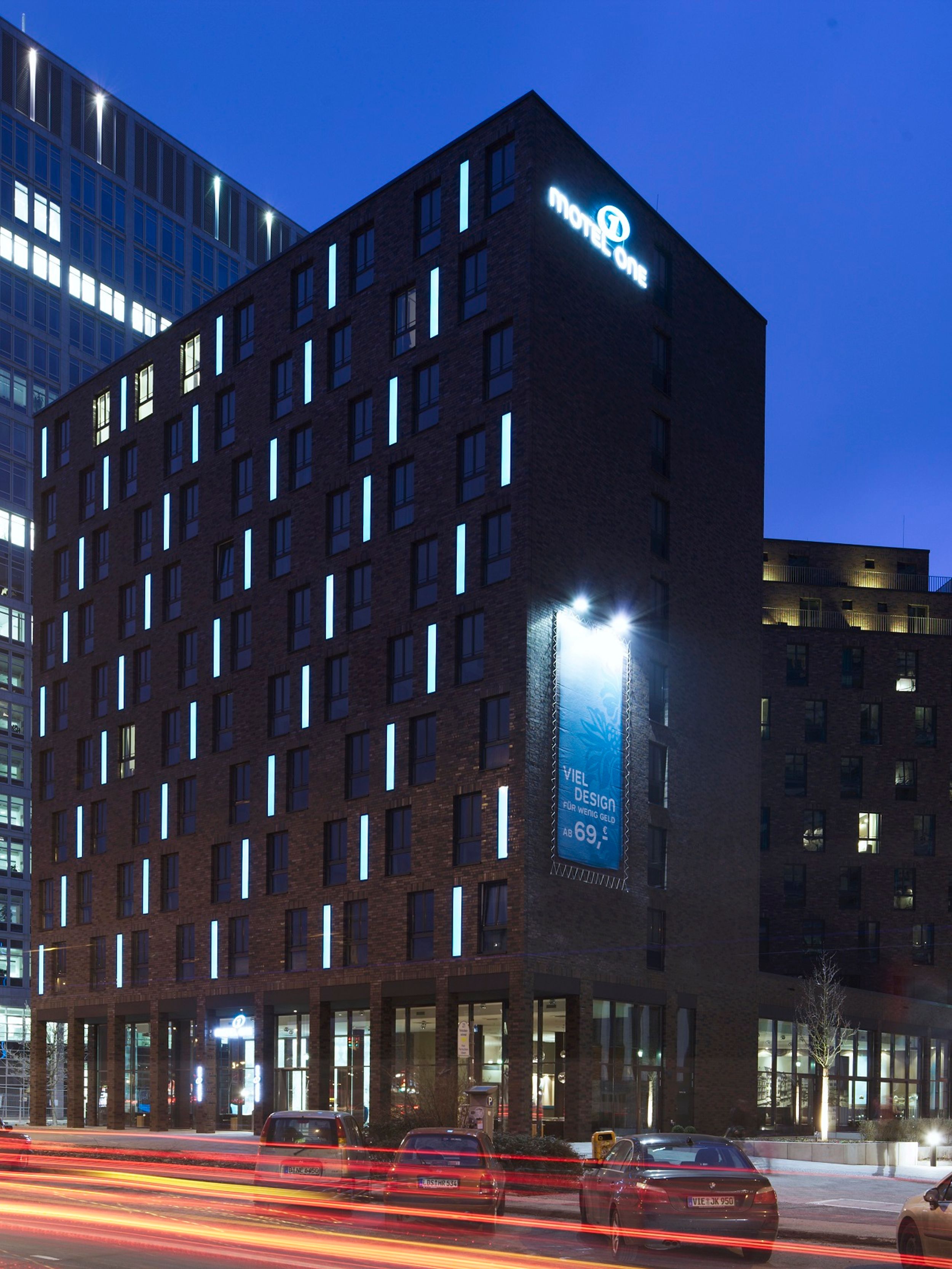 Hotel Berlin Spittelmarkt Motel One Gebäude bei Abend mit leuchtendem Logo