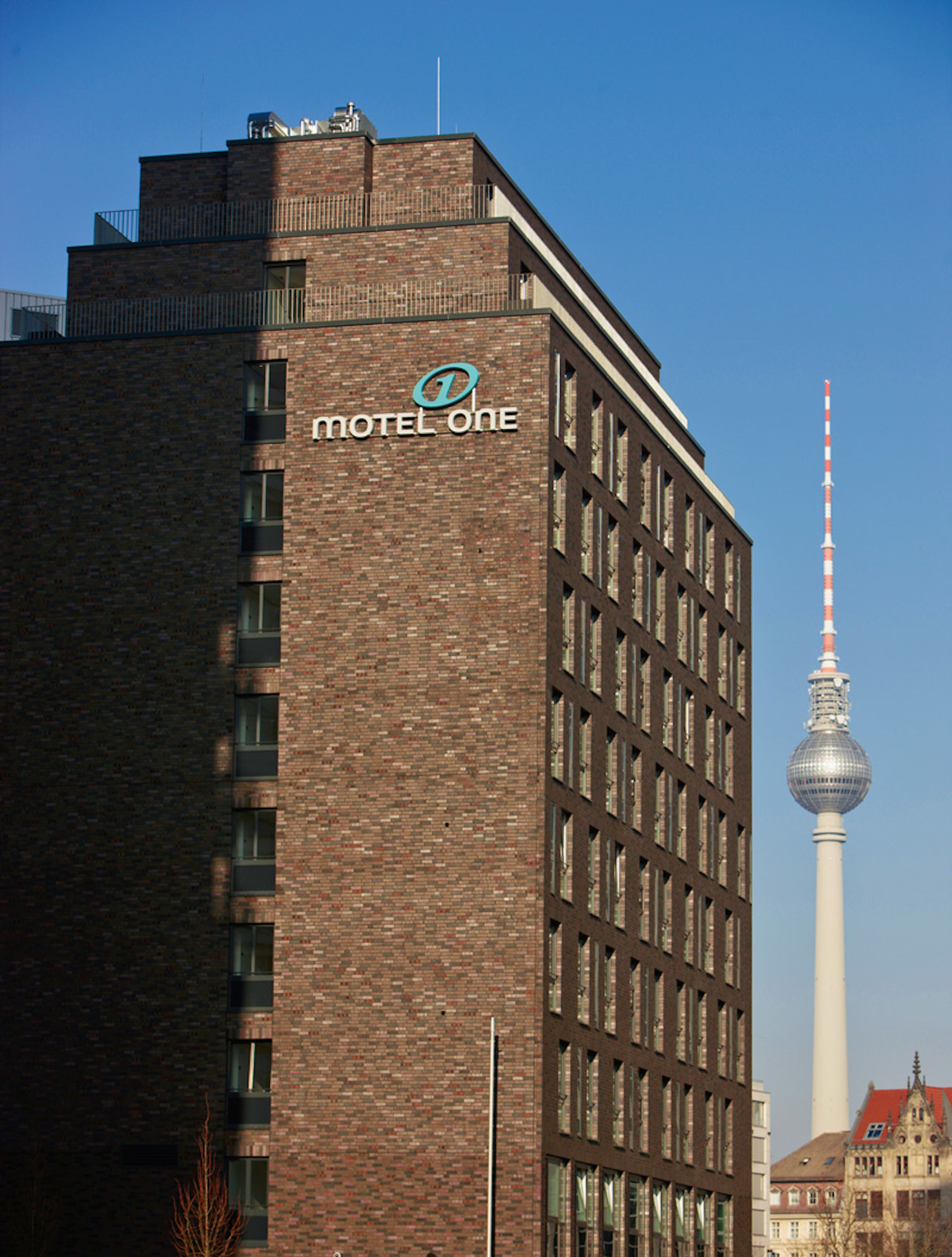 Hotel Berlin Spittelmarkt Motel One Fassade mit Logo und Fernsehturm im Hintergrund