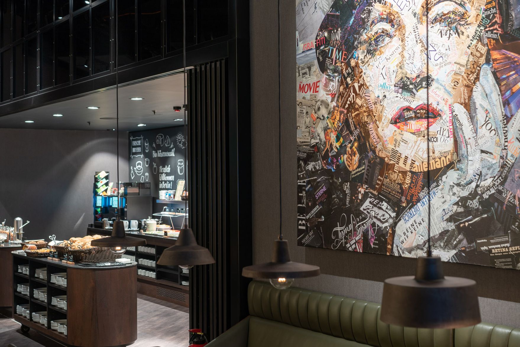 Hotel Berlin Spittelmarkt Motel One Blick auf großes Gemälde an der Wand sowie auf einen Teil des Frühstücksbuffets