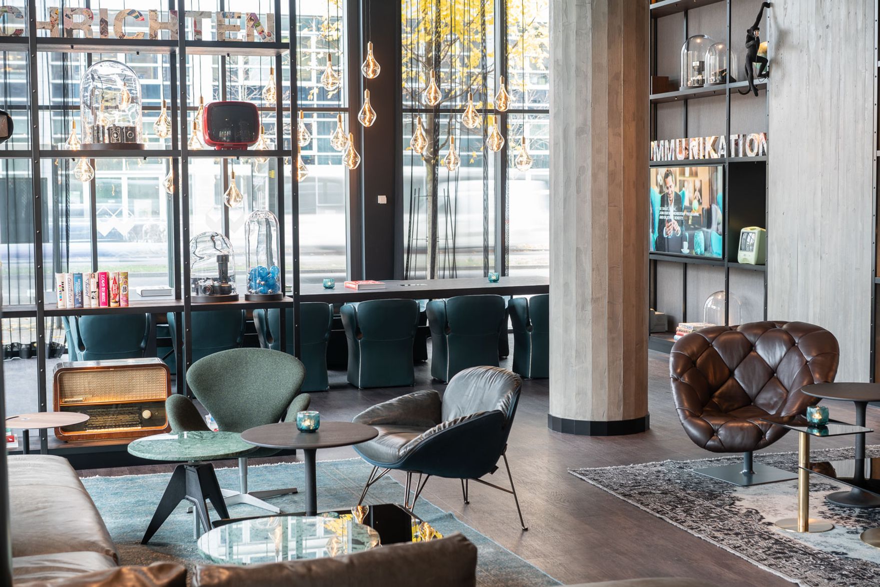 Designhotel Berlin Spittelmarkt Motel One helle Lounge mit großer Fensterfront und mehrere Sessel