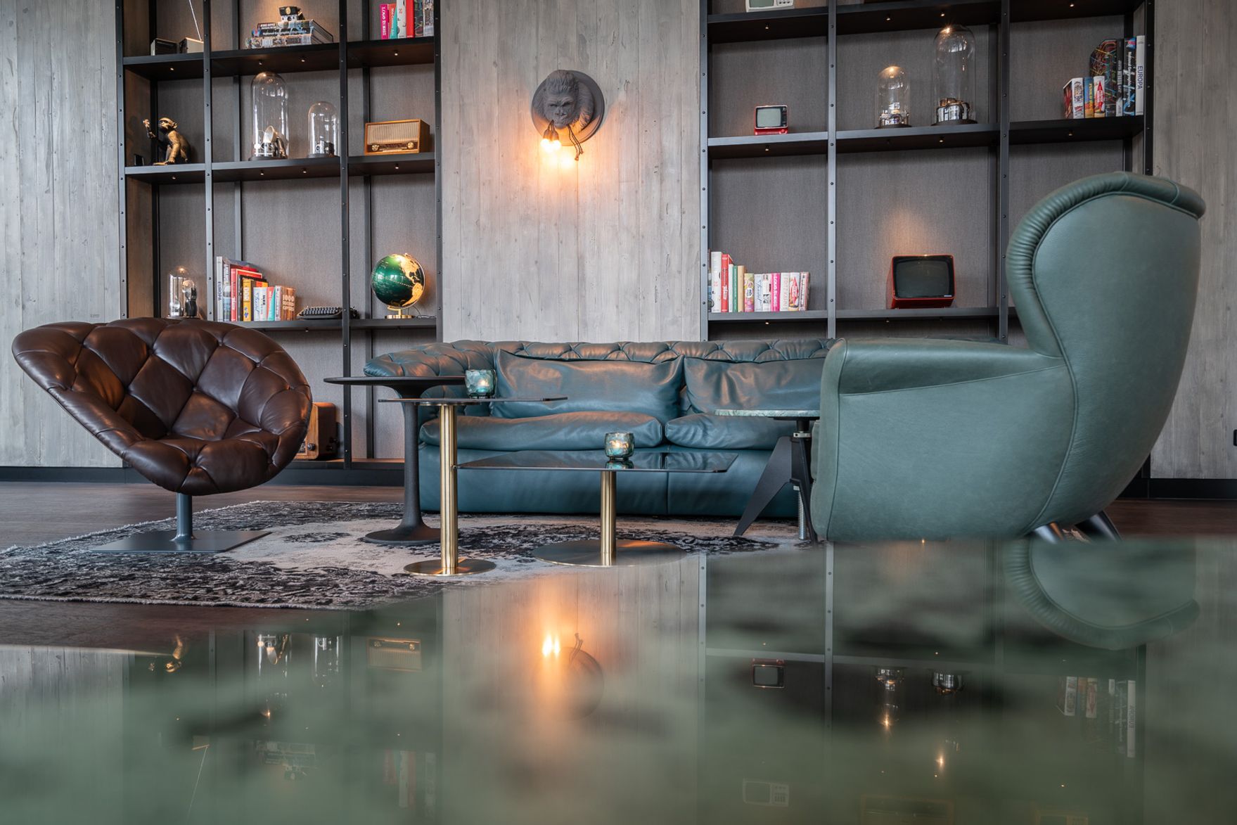 Designhotel Berlin Spittelmarkt Motel One Lounge mit Blick auf eine Sitzgruppe bestehend aus einem Sofa sowie zwei Sesseln