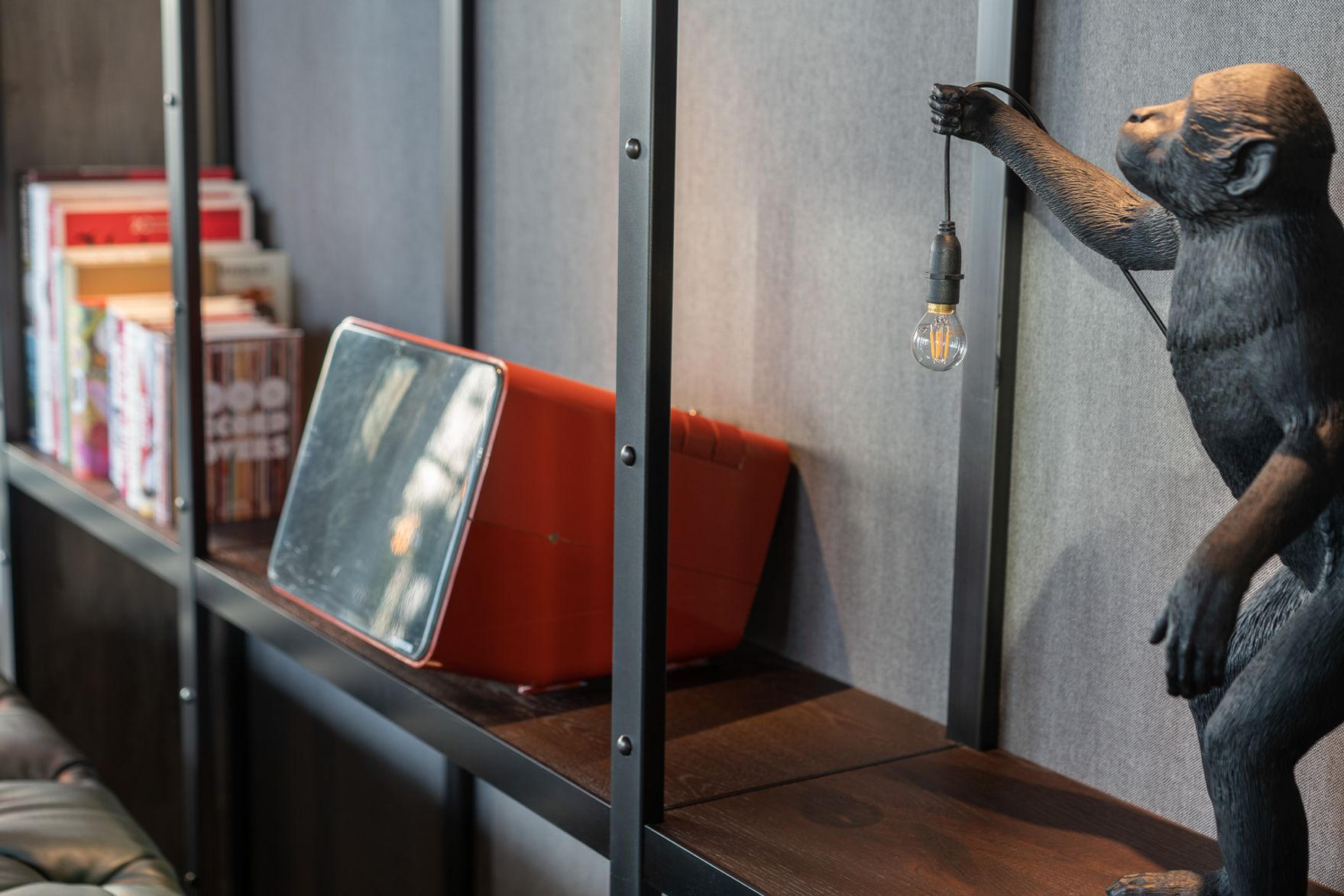 Designhotel Berlin Spittelmarkt Motel One Detailaufnahme auf ein offenes Dekorationsregal mit Büchern und weiterer Deko